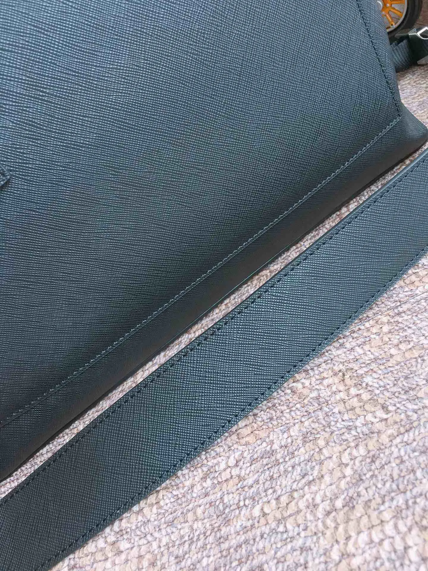 💰2000〽️Exclusive first launch〽️New 2VG046 men's bag💼💼Top original item👏🏻👏🏻Made of imported Saffano leather material, double leather handles, detachable shoulder strap with internal logo Brand, premium brushed hardware, zipper closure, front zippered pocket, three interior compartments, one with a zipper, magnetic fastening outer pocket, dedicated interior compartment, one sidewall stitched zippered pocket, two cell phone pockets. Length 33x height 35x bottom 8cm. The shape is the best among men’s bags 🙊🙊, 🤙🤙🤙💰