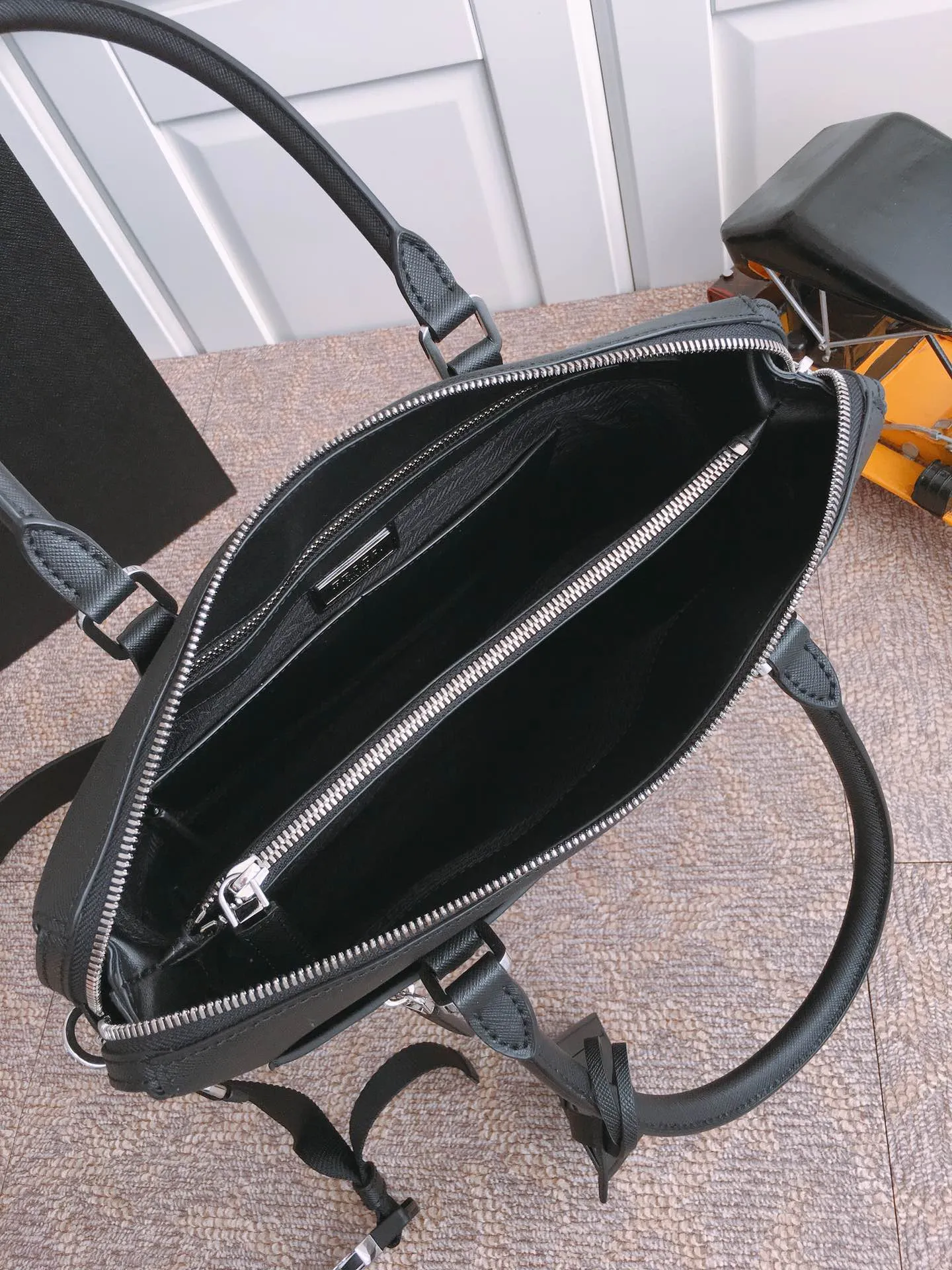 💰2000〽️Exclusive first launch〽️New 2VG046 men's bag💼💼Top original item👏🏻👏🏻Made of imported Saffano leather material, double leather handles, detachable shoulder strap with internal logo Brand, premium brushed hardware, zipper closure, front zippered pocket, three interior compartments, one with a zipper, magnetic fastening outer pocket, dedicated interior compartment, one sidewall stitched zippered pocket, two cell phone pockets. Length 33x height 35x bottom 8cm. The shape is the best among men’s bags 🙊🙊, 🤙🤙🤙💰