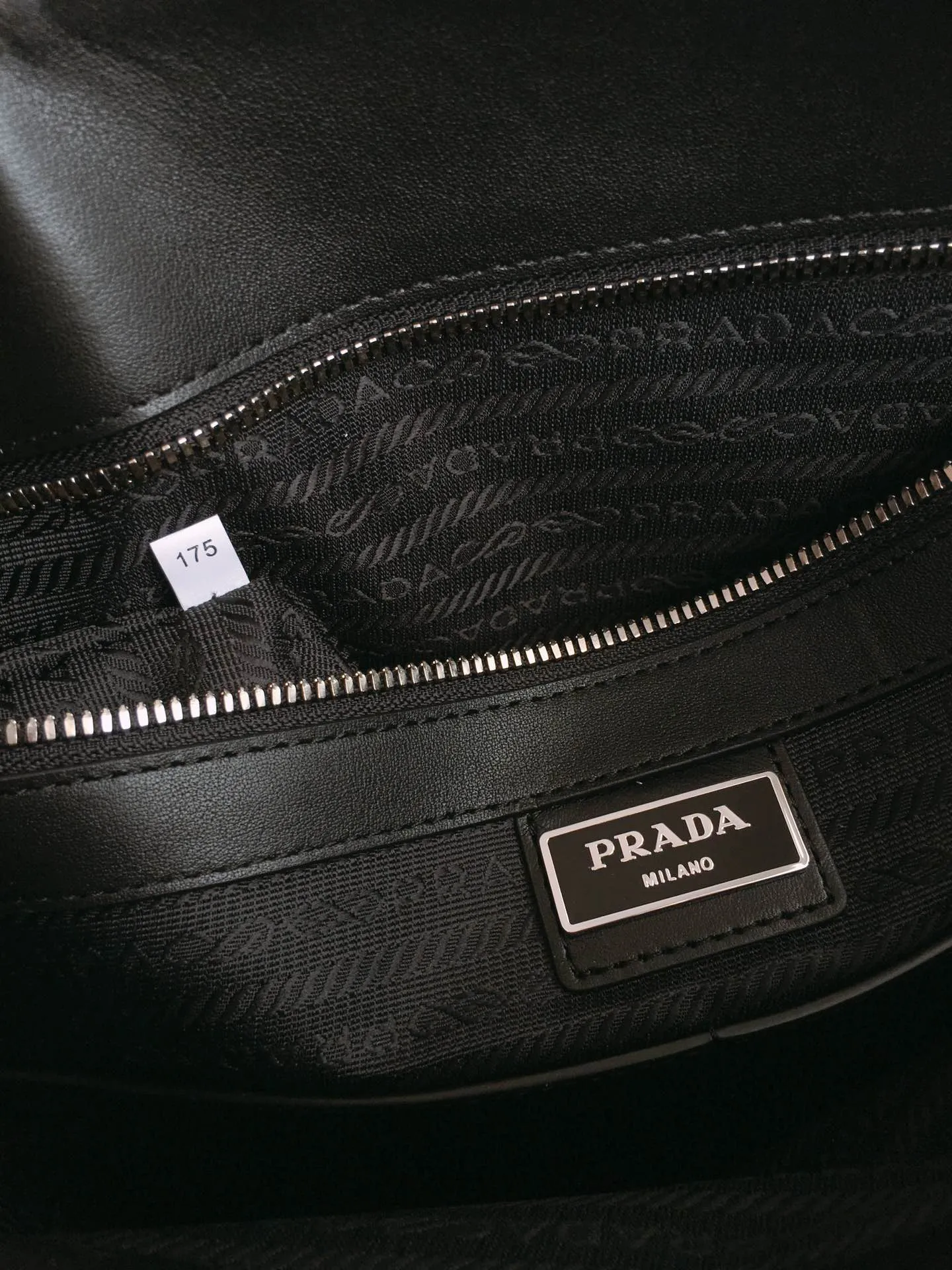 💰2000〽️Exclusive first launch〽️New 2VG046 men's bag💼💼Top original item👏🏻👏🏻Made of imported Saffano leather material, double leather handles, detachable shoulder strap with internal logo Brand, premium brushed hardware, zipper closure, front zippered pocket, three interior compartments, one with a zipper, magnetic fastening outer pocket, dedicated interior compartment, one sidewall stitched zippered pocket, two cell phone pockets. Length 33x height 35x bottom 8cm. The shape is the best among men’s bags 🙊🙊, 🤙🤙🤙💰
