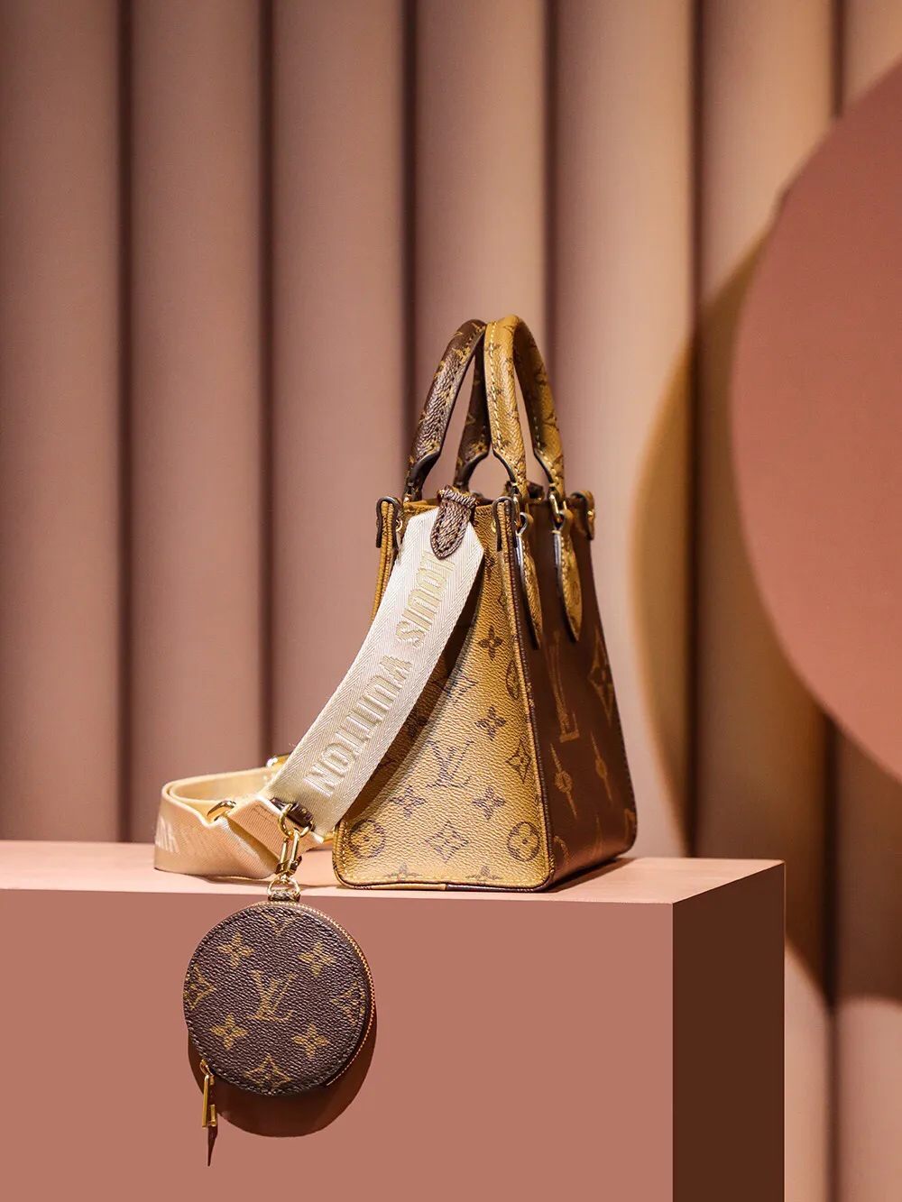 P¥1160👉nfc163C01 dynamic chip version👈 [100% MB special grade all-steel hardware imported fabrics] This OnTheGo small handbag is made of Monogram and Monogram Reverse canvas, with the Monogram Giant pattern embellished on it. The Toron handle and the jacquard textured shoulder strap decorated with the brand's logo create a visual contrast, and the detachable coin bag is suitable for storing change or small items. It combines fashionable charm with various functions, making it a good daily companion. Monogram and Monogram Reverse coated canvas - fabric lining - metal hardware - detachable zippered coin pocket, large zippered internal patch pocket, one internal patch pocket, one D-ring, one rivet corner, one shoulder strap: detachable and adjustable! ! Model: M46373; Size: 25x19x11.5CM