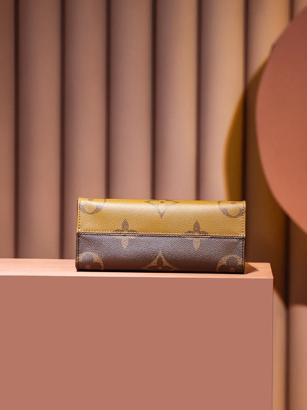 P¥1160👉nfc163C01 dynamic chip version👈 [100% MB special grade all-steel hardware imported fabrics] This OnTheGo small handbag is made of Monogram and Monogram Reverse canvas, with the Monogram Giant pattern embellished on it. The Toron handle and the jacquard textured shoulder strap decorated with the brand's logo create a visual contrast, and the detachable coin bag is suitable for storing change or small items. It combines fashionable charm with various functions, making it a good daily companion. Monogram and Monogram Reverse coated canvas - fabric lining - metal hardware - detachable zippered coin pocket, large zippered internal patch pocket, one internal patch pocket, one D-ring, one rivet corner, one shoulder strap: detachable and adjustable! ! Model: M46373; Size: 25x19x11.5CM