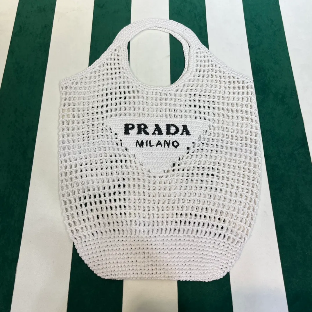 💰1360{White｝🐚 Prad* new hollow straw tote! Full of artistic atmosphere ~ The raffia weave is very solid and has a great texture. ♡ It can be paired with personal clothes every day. The natural style design makes it seem like it can breathe💭 If you like the baby, quickly add it to the harem. Carry an exclusive style that will not go out of style for several years🌱1BG424 Size: Height 45x Width 51cm