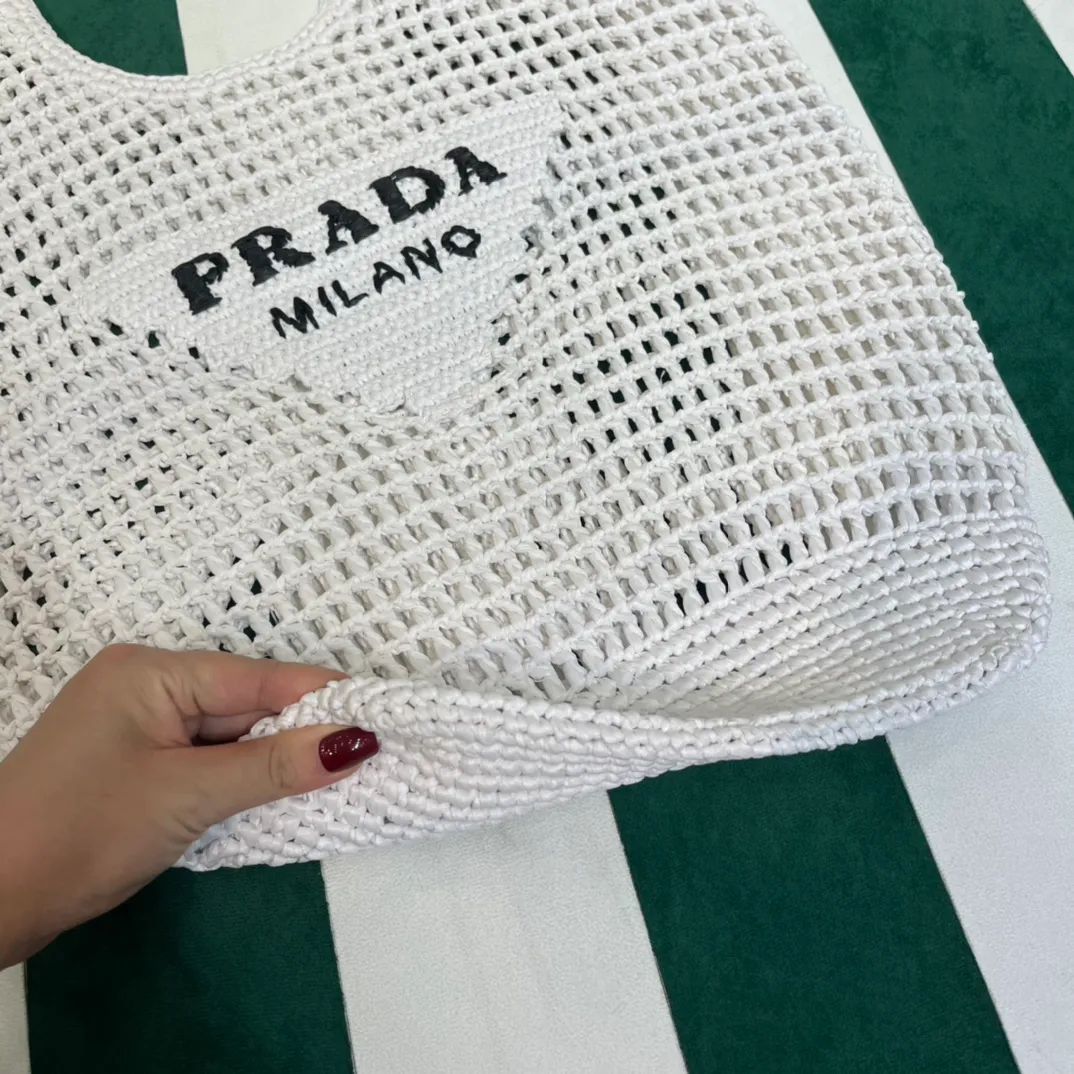 💰1360{White｝🐚 Prad* new hollow straw tote! Full of artistic atmosphere ~ The raffia weave is very solid and has a great texture. ♡ It can be paired with personal clothes every day. The natural style design makes it seem like it can breathe💭 If you like the baby, quickly add it to the harem. Carry an exclusive style that will not go out of style for several years🌱1BG424 Size: Height 45x Width 51cm