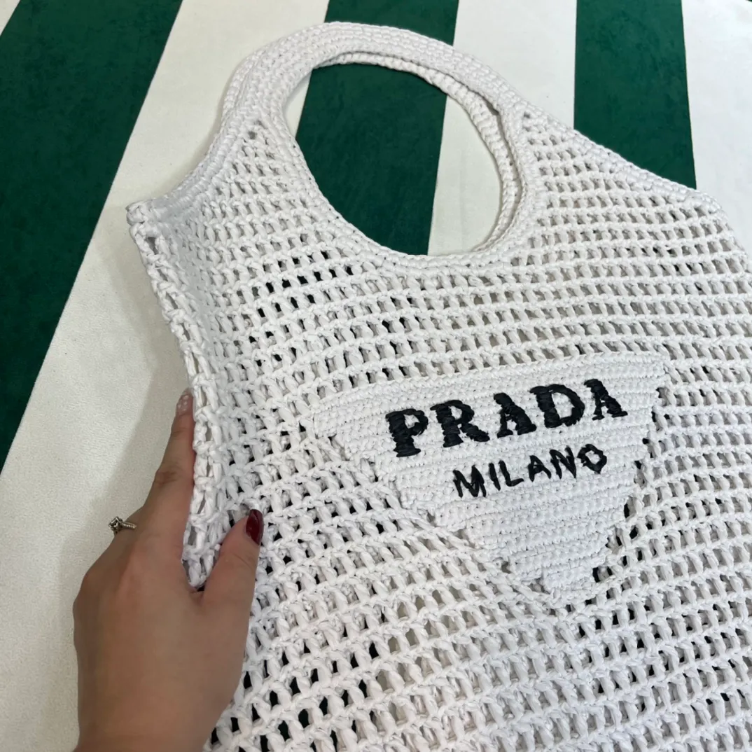 💰1360{White｝🐚 Prad* new hollow straw tote! Full of artistic atmosphere ~ The raffia weave is very solid and has a great texture. ♡ It can be paired with personal clothes every day. The natural style design makes it seem like it can breathe💭 If you like the baby, quickly add it to the harem. Carry an exclusive style that will not go out of style for several years🌱1BG424 Size: Height 45x Width 51cm