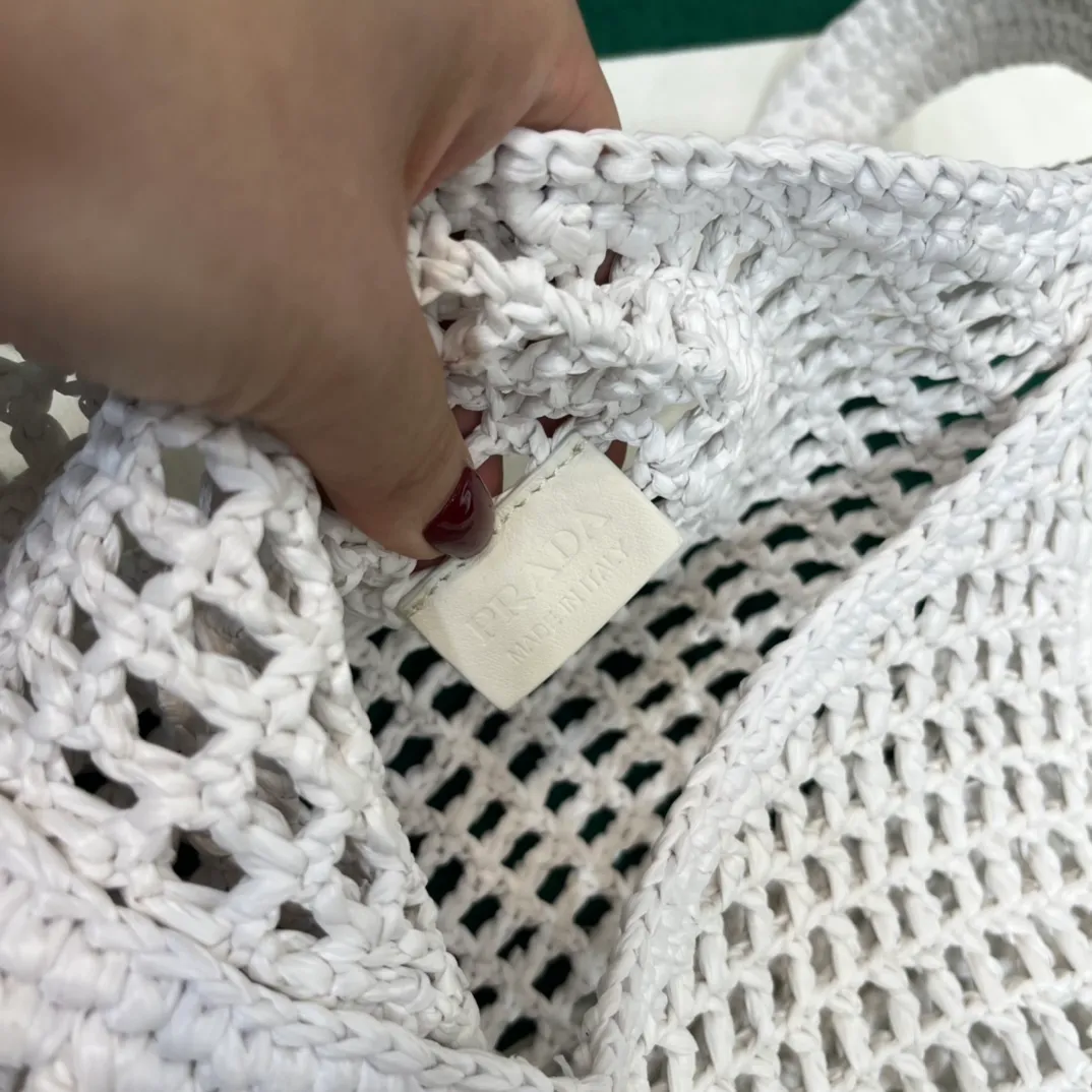 💰1360{White｝🐚 Prad* new hollow straw tote! Full of artistic atmosphere ~ The raffia weave is very solid and has a great texture. ♡ It can be paired with personal clothes every day. The natural style design makes it seem like it can breathe💭 If you like the baby, quickly add it to the harem. Carry an exclusive style that will not go out of style for several years🌱1BG424 Size: Height 45x Width 51cm