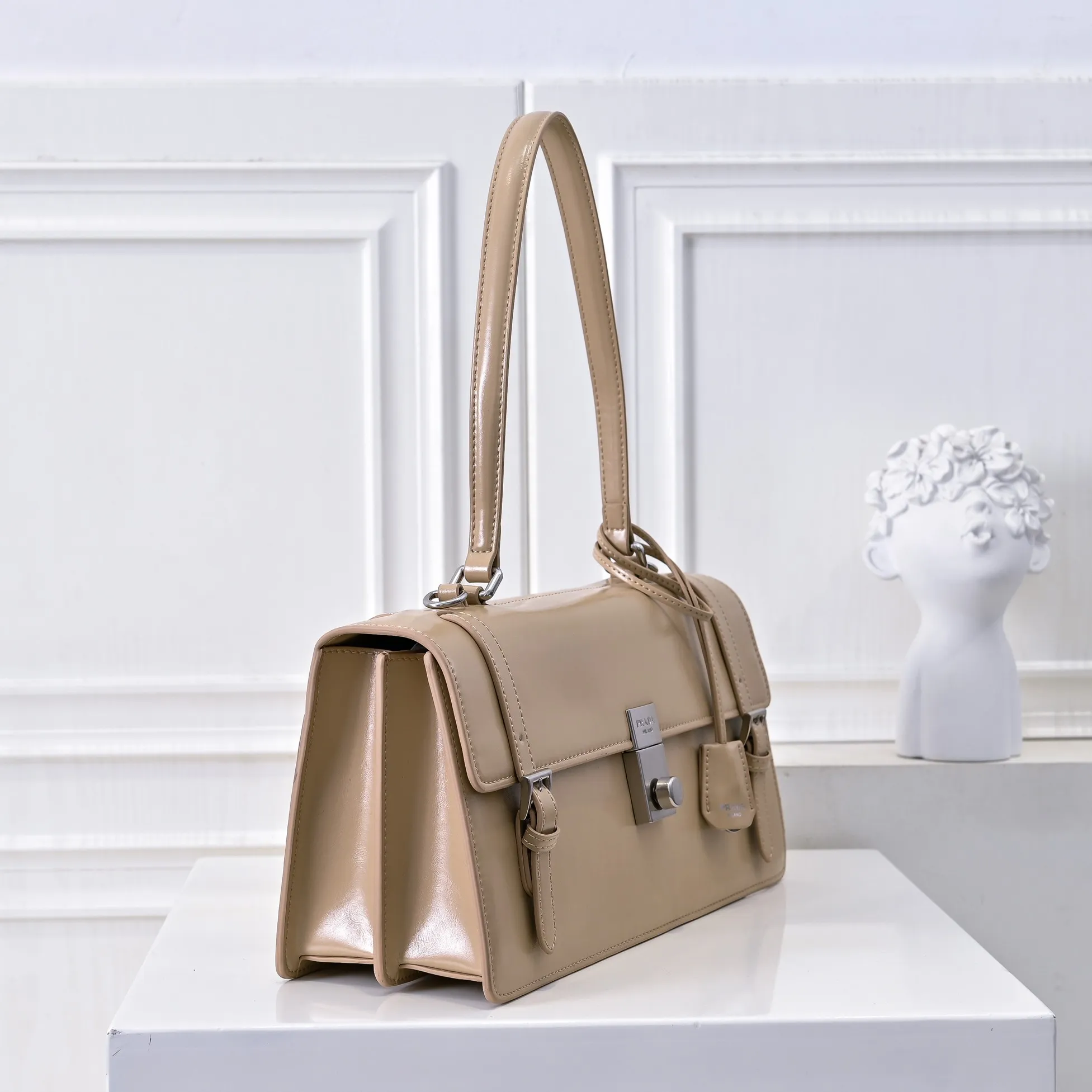 💰500￥✨New product launch✨2025 PRADA new series of Soft Sound handbags in early spring velvet oil wax leather. Carefully crafted with imported first-layer oil wax leather. Accordion-style double compartment design with new logo logo lock snap closure to interpret a unique and interesting style. The overall style of the bag is punk, cool and practical. Fashion and retro style are combined. The inner compartment capacity is also great. A new fashion trend-setter that combines retro fashion and practicality😘 Size: 32-16.5-10cm Material: First-layer oil-waxed cowhide Style number: 7040