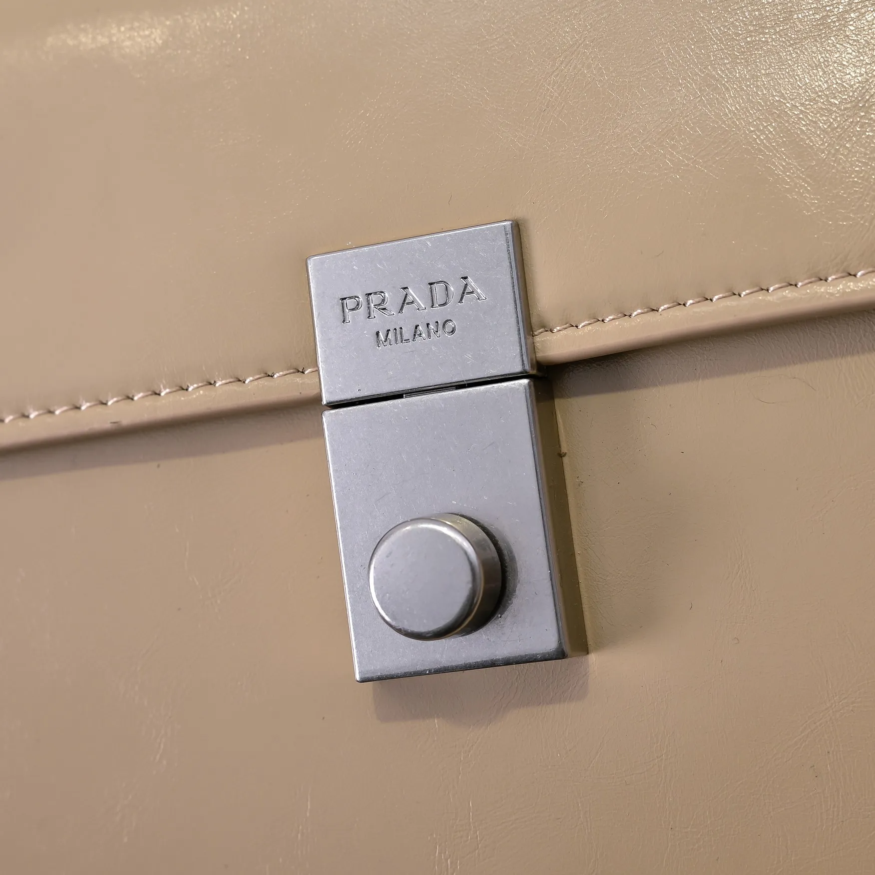💰500￥✨New product launch✨2025 PRADA new series of Soft Sound handbags in early spring velvet oil wax leather. Carefully crafted with imported first-layer oil wax leather. Accordion-style double compartment design with new logo logo lock snap closure to interpret a unique and interesting style. The overall style of the bag is punk, cool and practical. Fashion and retro style are combined. The inner compartment capacity is also great. A new fashion trend-setter that combines retro fashion and practicality😘 Size: 32-16.5-10cm Material: First-layer oil-waxed cowhide Style number: 7040