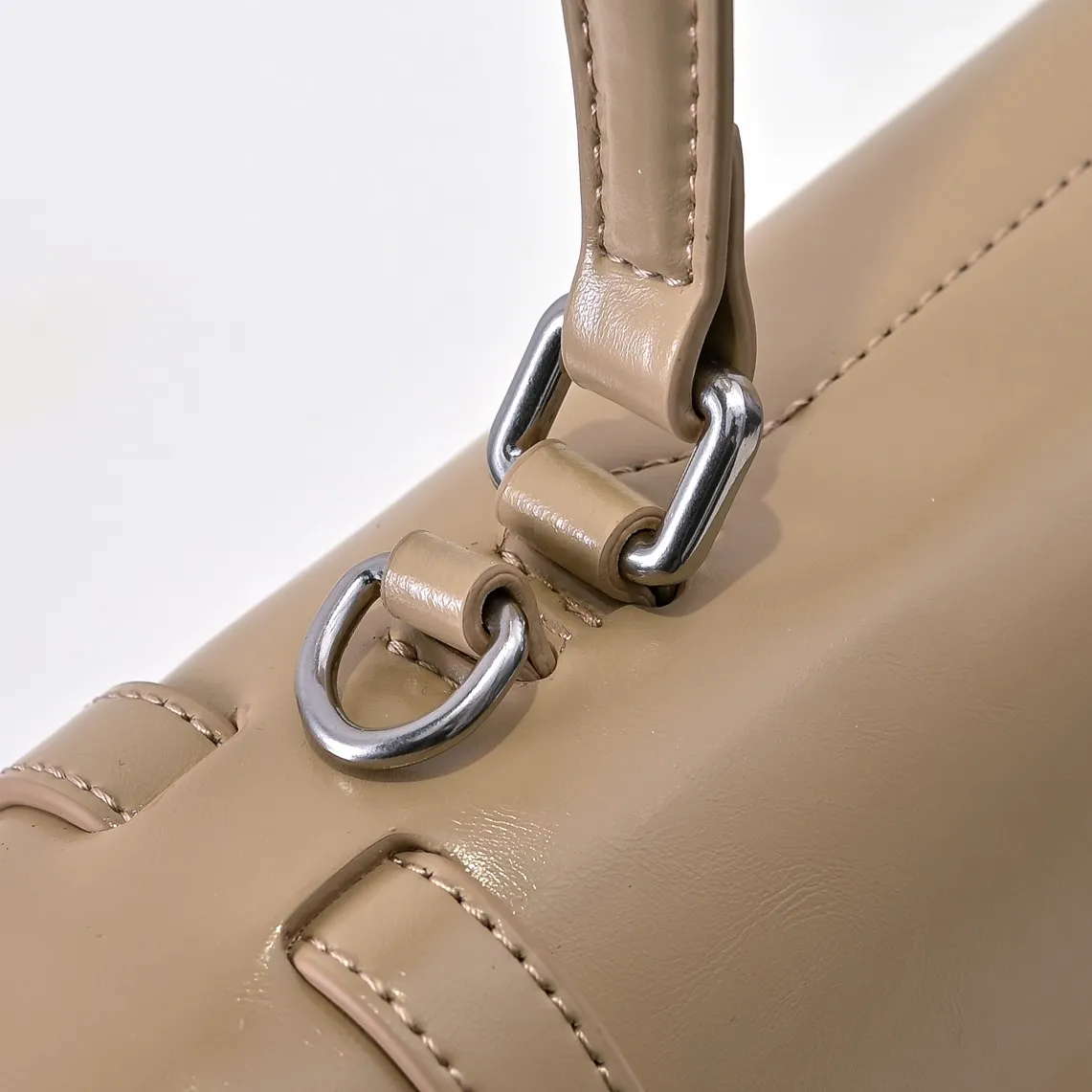 💰500￥✨New product launch✨2025 PRADA new series of Soft Sound handbags in early spring velvet oil wax leather. Carefully crafted with imported first-layer oil wax leather. Accordion-style double compartment design with new logo logo lock snap closure to interpret a unique and interesting style. The overall style of the bag is punk, cool and practical. Fashion and retro style are combined. The inner compartment capacity is also great. A new fashion trend-setter that combines retro fashion and practicality😘 Size: 32-16.5-10cm Material: First-layer oil-waxed cowhide Style number: 7040