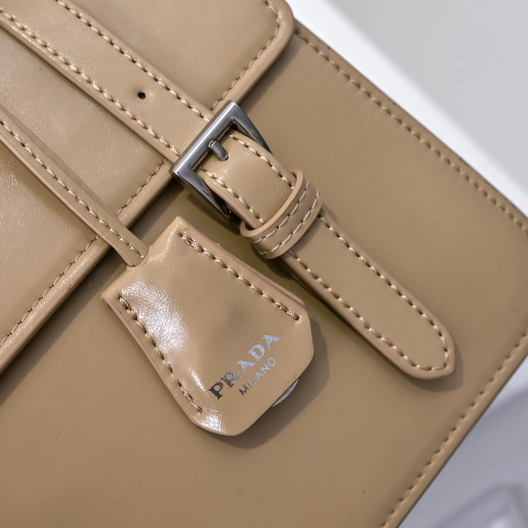 💰500￥✨New product launch✨2025 PRADA new series of Soft Sound handbags in early spring velvet oil wax leather. Carefully crafted with imported first-layer oil wax leather. Accordion-style double compartment design with new logo logo lock snap closure to interpret a unique and interesting style. The overall style of the bag is punk, cool and practical. Fashion and retro style are combined. The inner compartment capacity is also great. A new fashion trend-setter that combines retro fashion and practicality😘 Size: 32-16.5-10cm Material: First-layer oil-waxed cowhide Style number: 7040