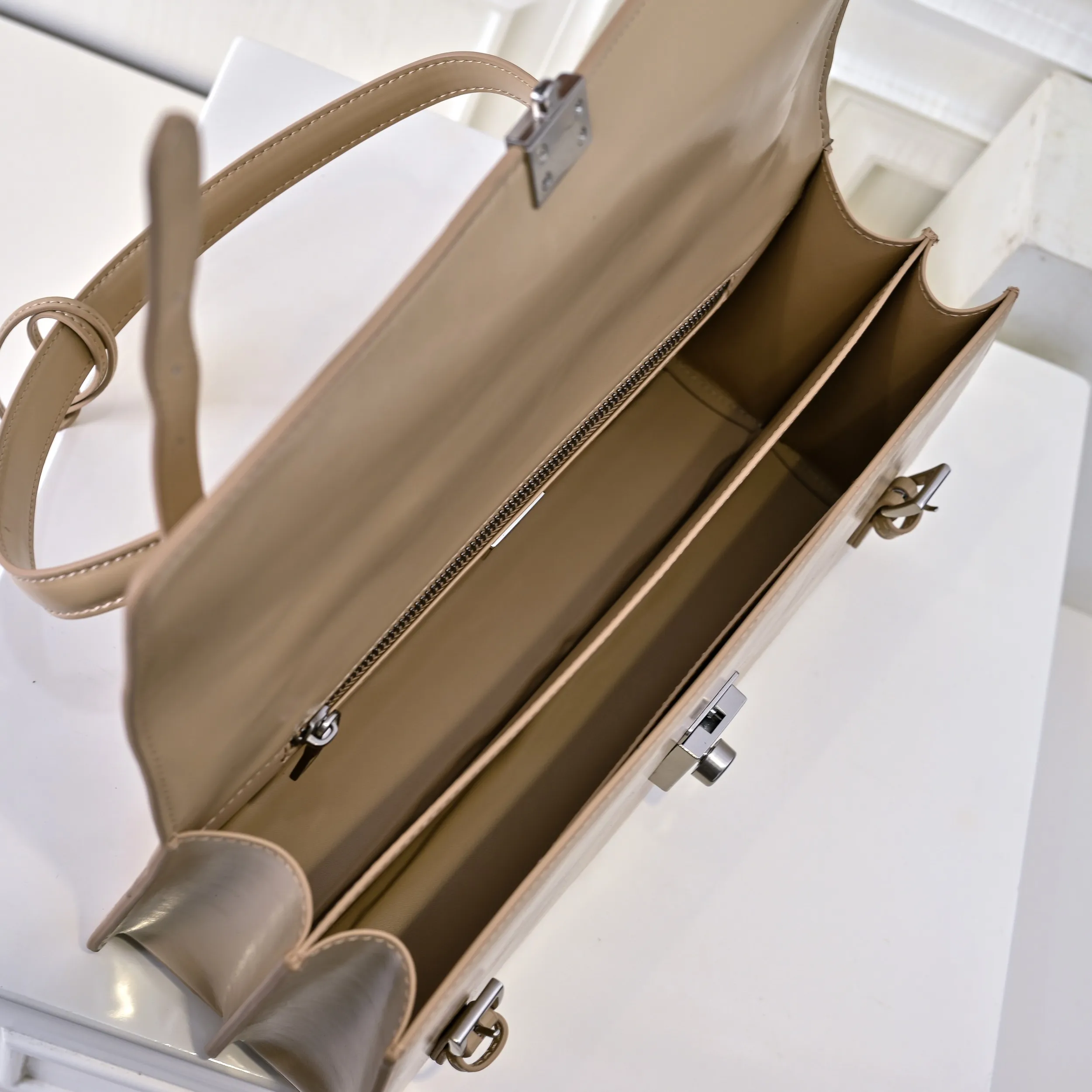💰500￥✨New product launch✨2025 PRADA new series of Soft Sound handbags in early spring velvet oil wax leather. Carefully crafted with imported first-layer oil wax leather. Accordion-style double compartment design with new logo logo lock snap closure to interpret a unique and interesting style. The overall style of the bag is punk, cool and practical. Fashion and retro style are combined. The inner compartment capacity is also great. A new fashion trend-setter that combines retro fashion and practicality😘 Size: 32-16.5-10cm Material: First-layer oil-waxed cowhide Style number: 7040