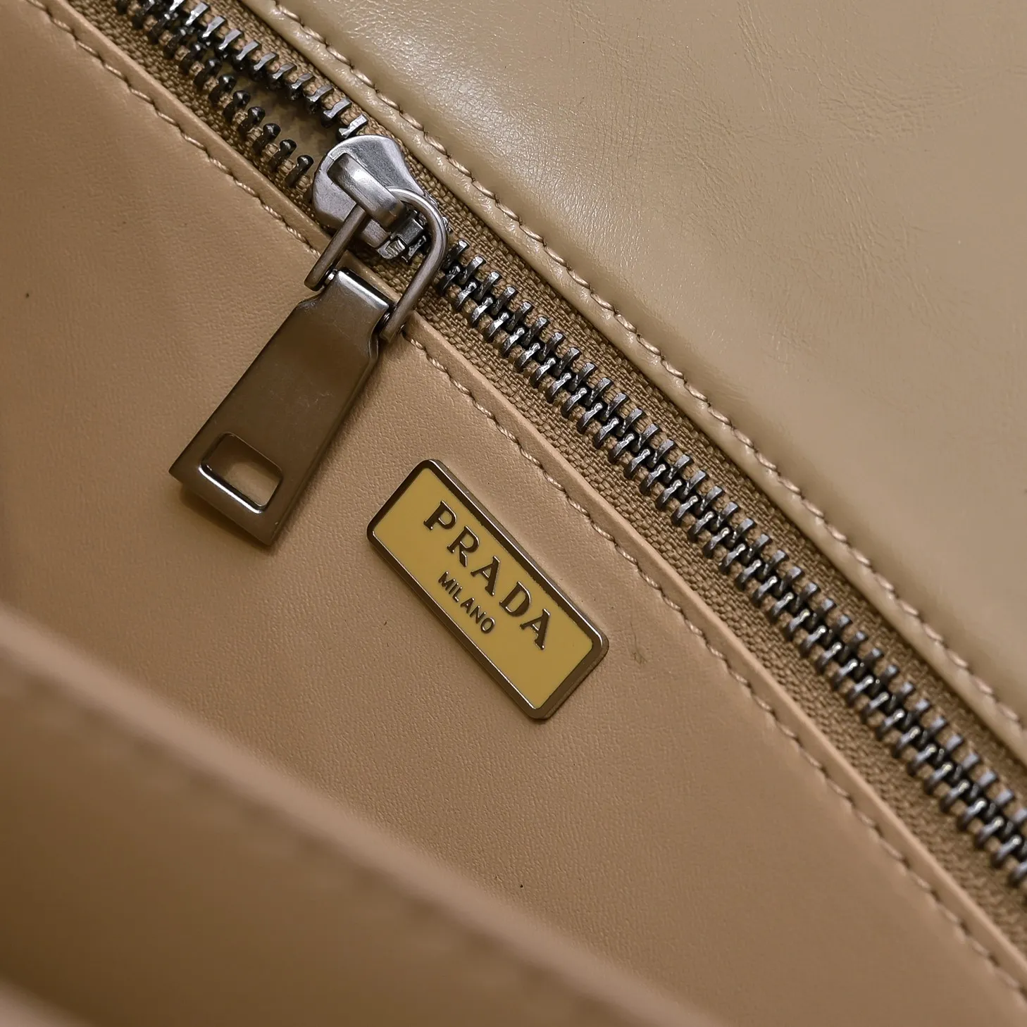 💰500￥✨New product launch✨2025 PRADA new series of Soft Sound handbags in early spring velvet oil wax leather. Carefully crafted with imported first-layer oil wax leather. Accordion-style double compartment design with new logo logo lock snap closure to interpret a unique and interesting style. The overall style of the bag is punk, cool and practical. Fashion and retro style are combined. The inner compartment capacity is also great. A new fashion trend-setter that combines retro fashion and practicality😘 Size: 32-16.5-10cm Material: First-layer oil-waxed cowhide Style number: 7040