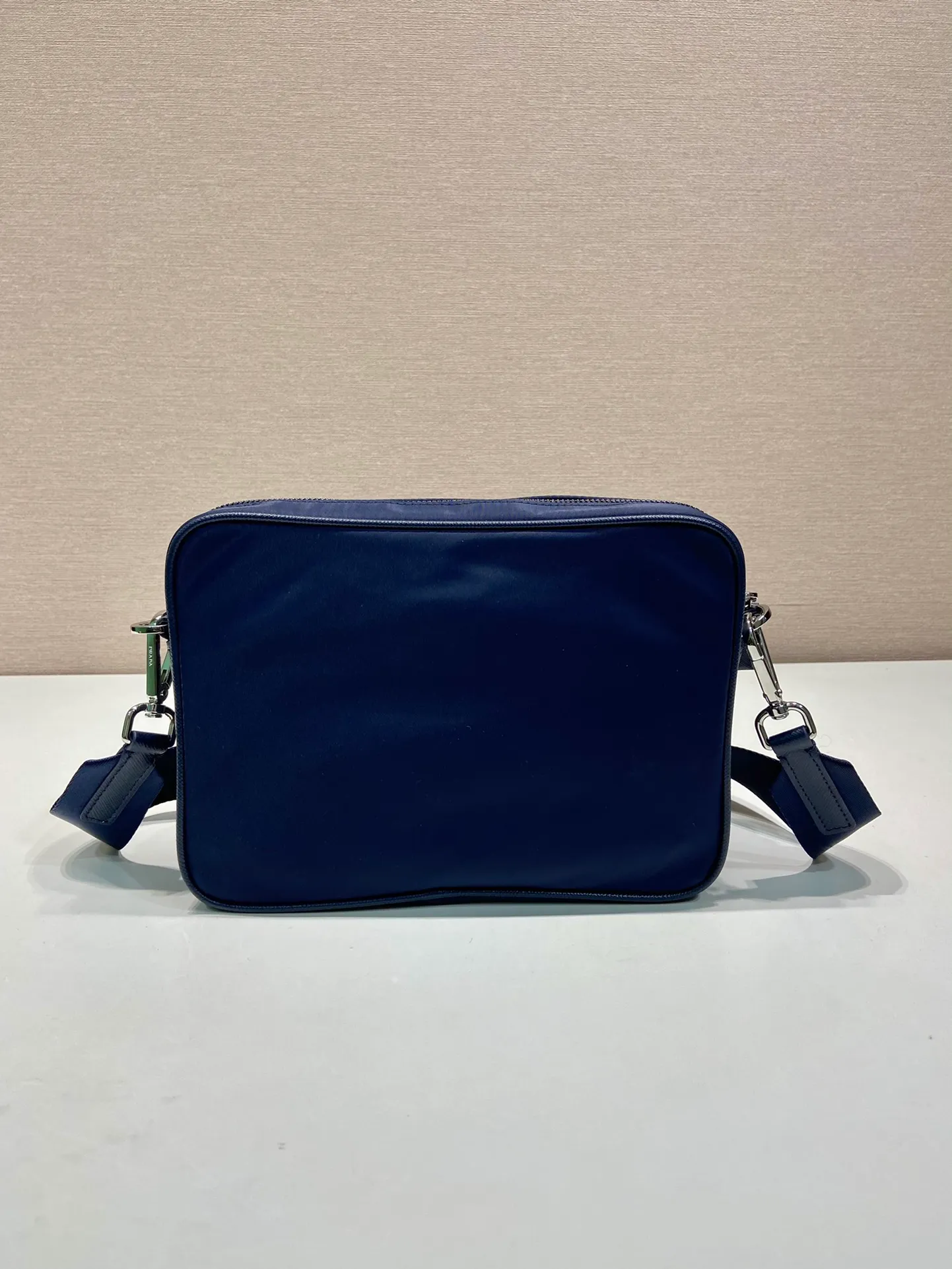 💰1060🎉New messenger bag🎉2VH133B🎉🎉New color This crossbody bag is made of imported nylon fabric, top-grade hardware🎉🎉Detachable adjustable nylon strap and leather shoulder strap, with detachable pouch, flip-top coated with enamel metal triangle logo Zipper closure, external pockets, with flaps and side buckles, recycled nylon lining, lightweight and practical, and a timeless and popular style🎉🎉worth owning🎉🎉 Length 22x Height 16x Bottom 5cm