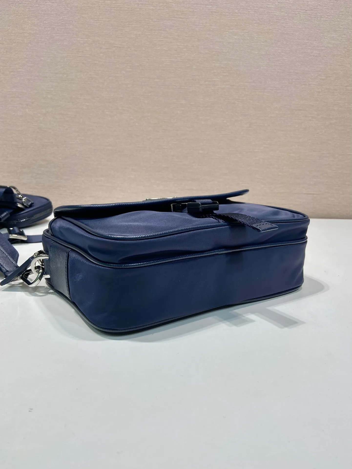 💰1060🎉New messenger bag🎉2VH133B🎉🎉New color This crossbody bag is made of imported nylon fabric, top-grade hardware🎉🎉Detachable adjustable nylon strap and leather shoulder strap, with detachable pouch, flip-top coated with enamel metal triangle logo Zipper closure, external pockets, with flaps and side buckles, recycled nylon lining, lightweight and practical, and a timeless and popular style🎉🎉worth owning🎉🎉 Length 22x Height 16x Bottom 5cm