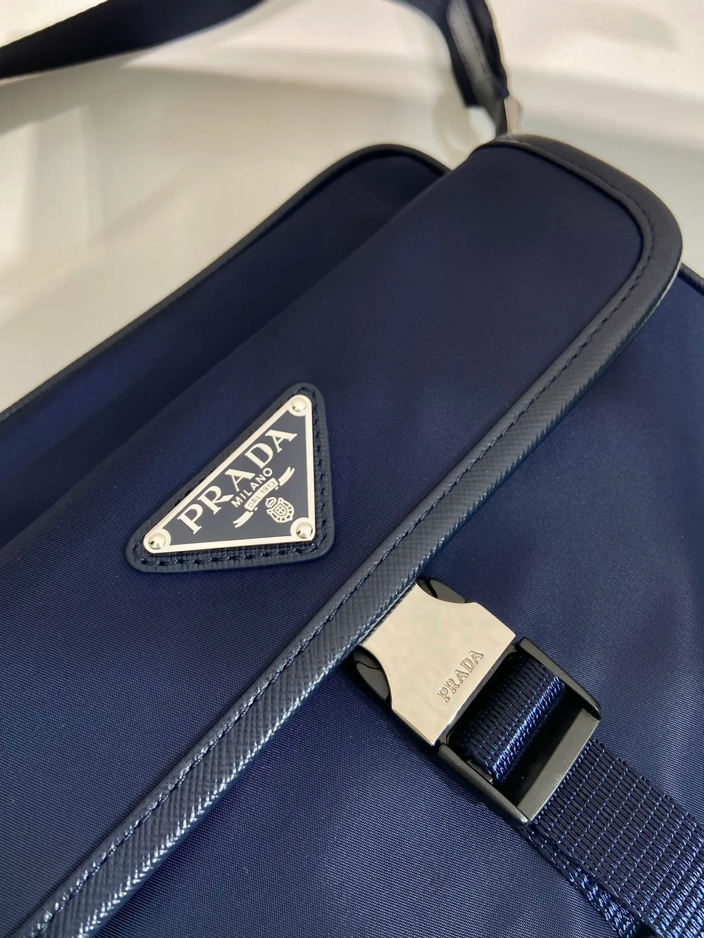 💰1060🎉New messenger bag🎉2VH133B🎉🎉New color This crossbody bag is made of imported nylon fabric, top-grade hardware🎉🎉Detachable adjustable nylon strap and leather shoulder strap, with detachable pouch, flip-top coated with enamel metal triangle logo Zipper closure, external pockets, with flaps and side buckles, recycled nylon lining, lightweight and practical, and a timeless and popular style🎉🎉worth owning🎉🎉 Length 22x Height 16x Bottom 5cm