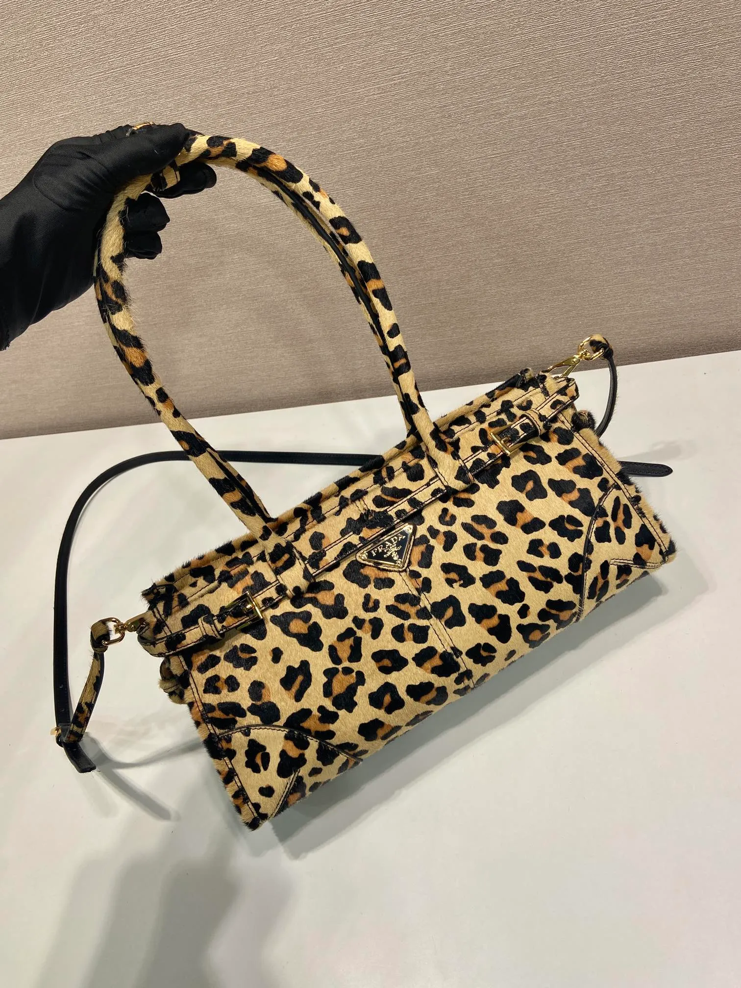 💰1500🎉LusSolf printed leopard print🎉1BA426🎉🎉 This hand-held crossbody bag is made of imported printed leopard print leather. It exudes a classic atmosphere. It is equipped with a detachable and adjustable long shoulder strap, which is convenient for different occasions. It has a very large capacity and is easy to use. It is definitely a must-have for fashionistas. Hurry up and take this retro style handbag home! Length 32x Height 15.5x Bottom 12cm🎉🎉🎉👏👏👏