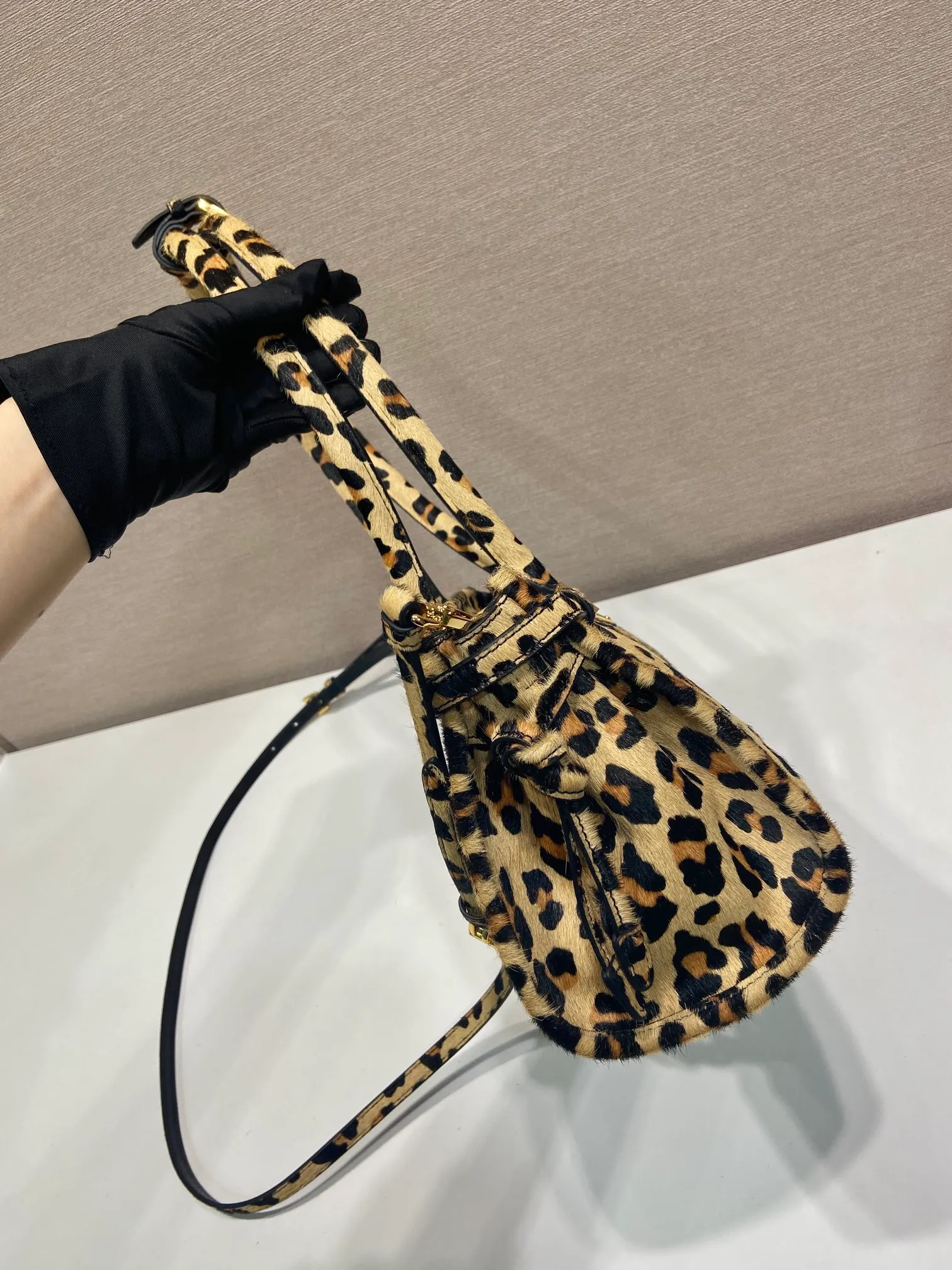 💰1500🎉LusSolf printed leopard print🎉1BA426🎉🎉 This hand-held crossbody bag is made of imported printed leopard print leather. It exudes a classic atmosphere. It is equipped with a detachable and adjustable long shoulder strap, which is convenient for different occasions. It has a very large capacity and is easy to use. It is definitely a must-have for fashionistas. Hurry up and take this retro style handbag home! Length 32x Height 15.5x Bottom 12cm🎉🎉🎉👏👏👏