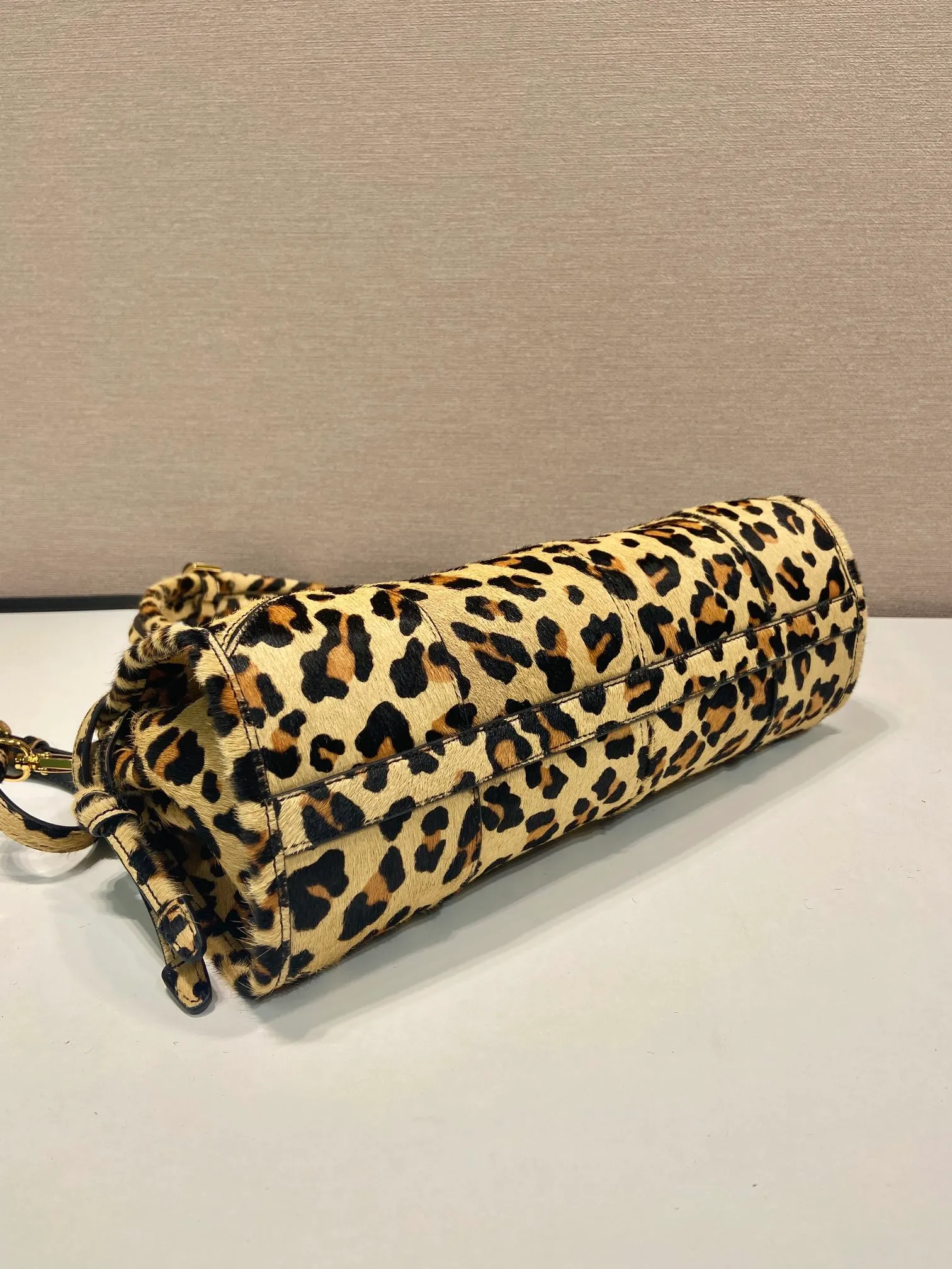 💰1500🎉LusSolf printed leopard print🎉1BA426🎉🎉 This hand-held crossbody bag is made of imported printed leopard print leather. It exudes a classic atmosphere. It is equipped with a detachable and adjustable long shoulder strap, which is convenient for different occasions. It has a very large capacity and is easy to use. It is definitely a must-have for fashionistas. Hurry up and take this retro style handbag home! Length 32x Height 15.5x Bottom 12cm🎉🎉🎉👏👏👏