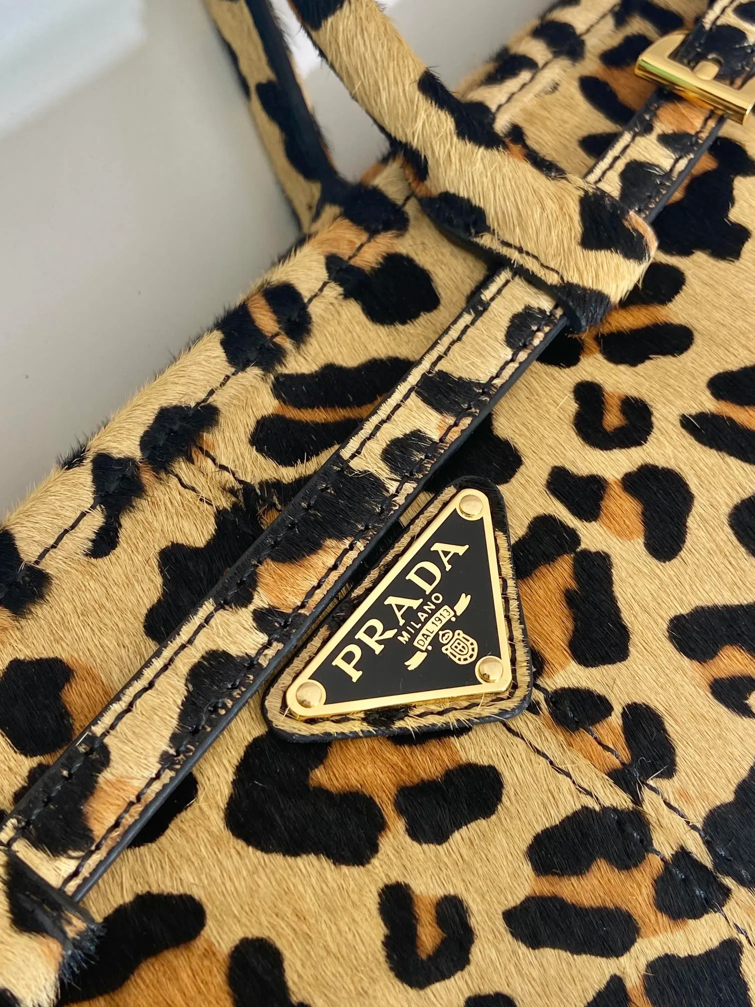 💰1500🎉LusSolf printed leopard print🎉1BA426🎉🎉 This hand-held crossbody bag is made of imported printed leopard print leather. It exudes a classic atmosphere. It is equipped with a detachable and adjustable long shoulder strap, which is convenient for different occasions. It has a very large capacity and is easy to use. It is definitely a must-have for fashionistas. Hurry up and take this retro style handbag home! Length 32x Height 15.5x Bottom 12cm🎉🎉🎉👏👏👏