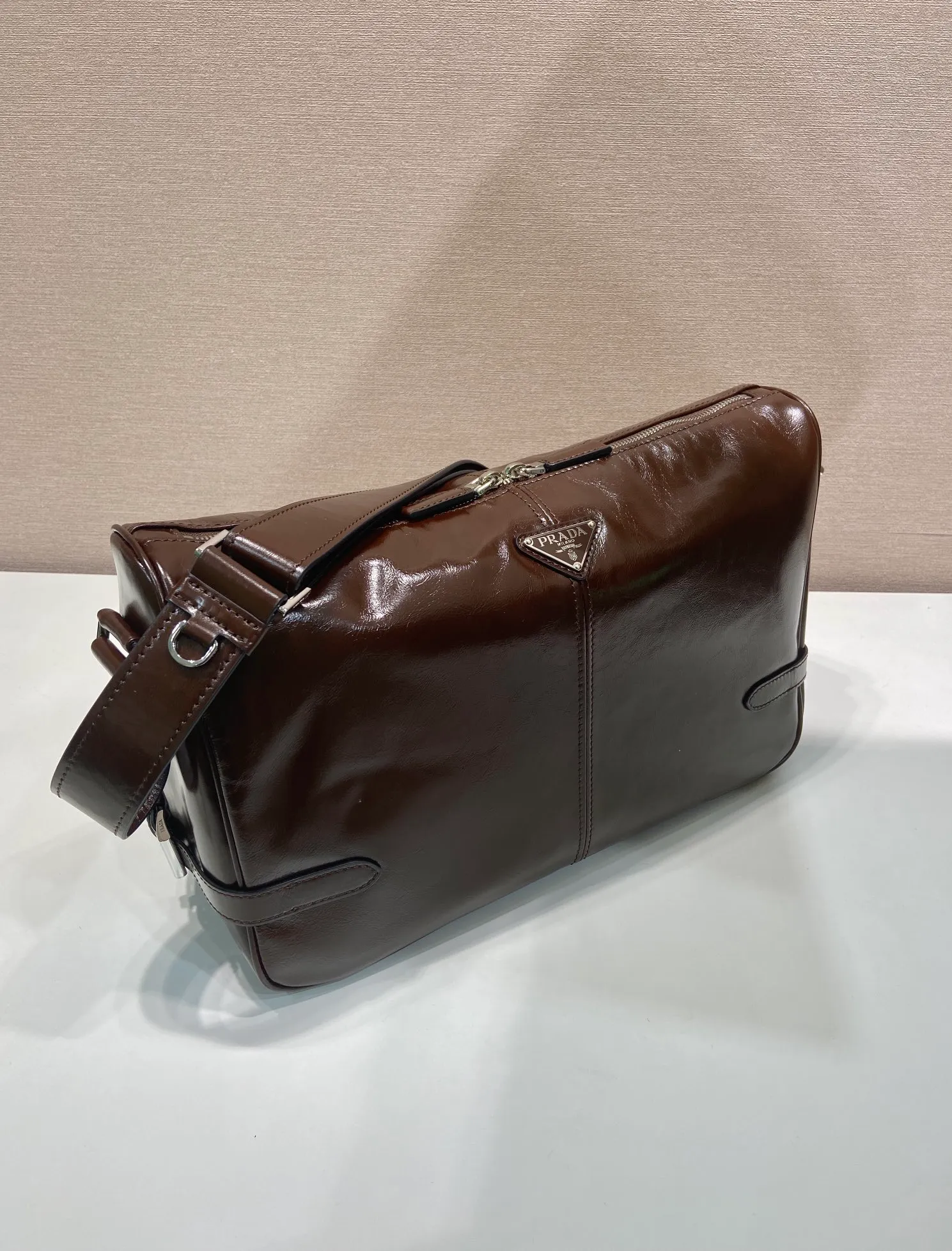 💰1700🎉New oil wax leather🎉2VH187 messenger bag🎉🎉 This shoulder bag is carefully made of soft and shiny oil wax leather. It has a smooth and simple silhouette with exquisite details and is decorated with a unique triangle logo. It is fashionable and versatile. Adjustable leather shoulder strap, another popular style that will never go out of style🎉🎉Handsome guys, hurry up and get it🎉🎉 Length 35x Height 22x Bottom 12cm🎉🎉🎉👏👏👏