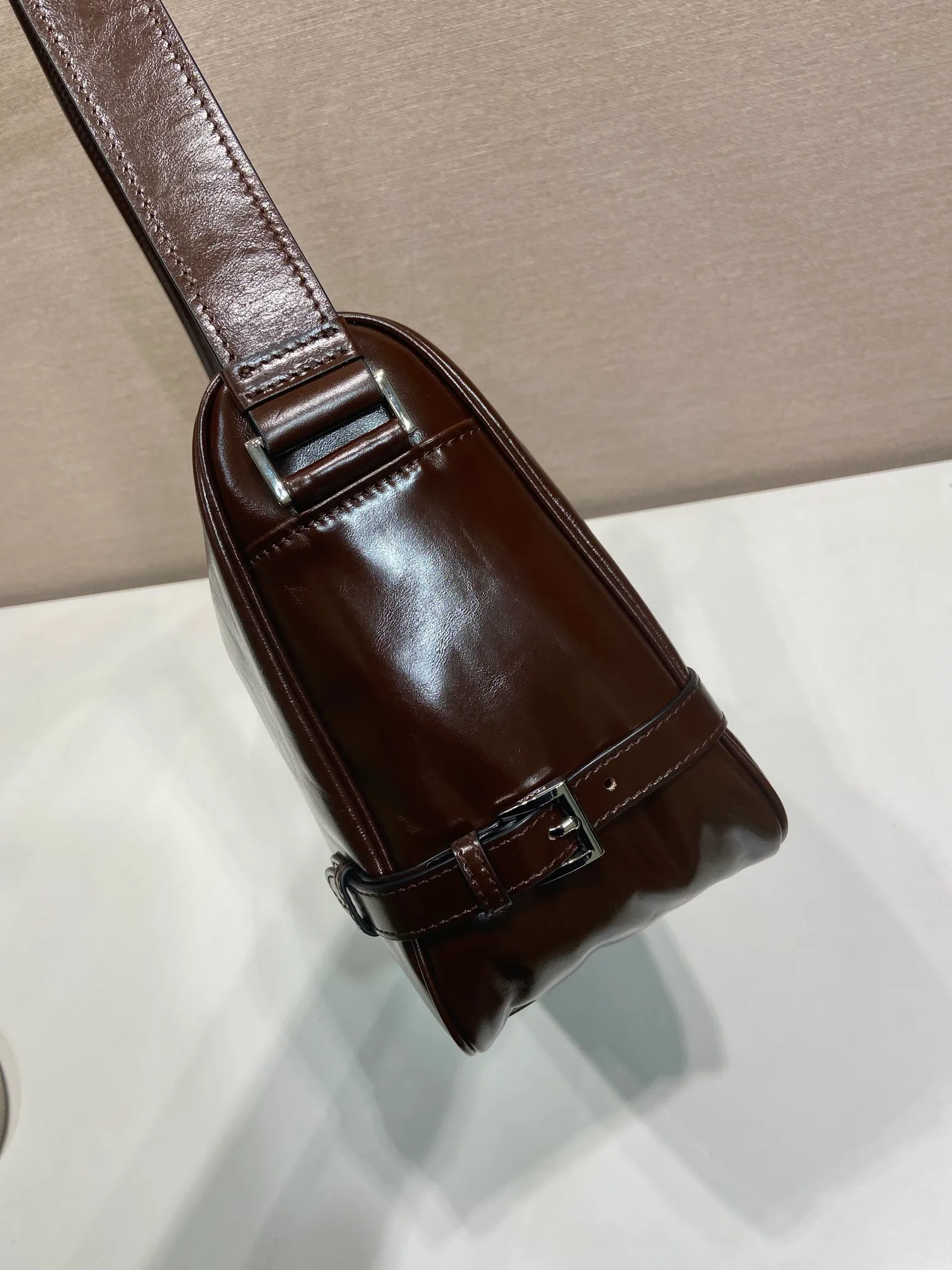 💰1700🎉New oil wax leather🎉2VH187 messenger bag🎉🎉 This shoulder bag is carefully made of soft and shiny oil wax leather. It has a smooth and simple silhouette with exquisite details and is decorated with a unique triangle logo. It is fashionable and versatile. Adjustable leather shoulder strap, another popular style that will never go out of style🎉🎉Handsome guys, hurry up and get it🎉🎉 Length 35x Height 22x Bottom 12cm🎉🎉🎉👏👏👏