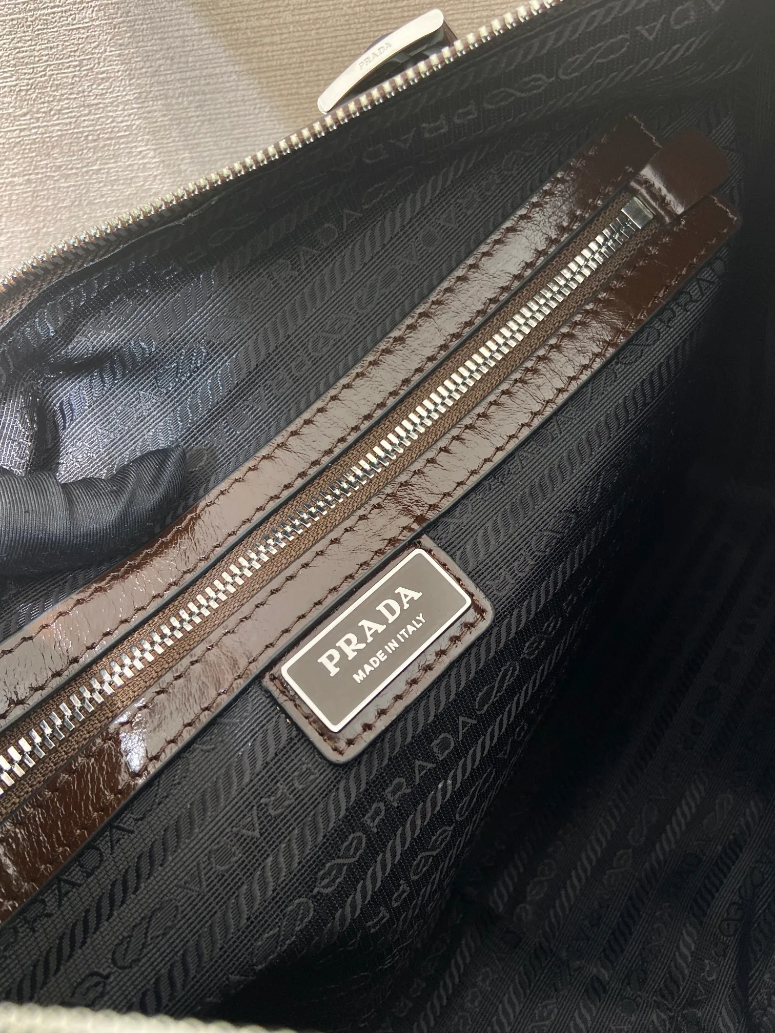 💰1700🎉New oil wax leather🎉2VH187 messenger bag🎉🎉 This shoulder bag is carefully made of soft and shiny oil wax leather. It has a smooth and simple silhouette with exquisite details and is decorated with a unique triangle logo. It is fashionable and versatile. Adjustable leather shoulder strap, another popular style that will never go out of style🎉🎉Handsome guys, hurry up and get it🎉🎉 Length 35x Height 22x Bottom 12cm🎉🎉🎉👏👏👏
