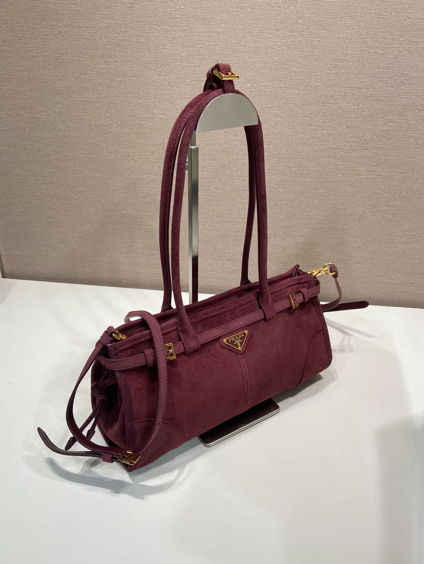 💰1660🎉LusSolf nubuck leather🎉1BA426🎉🎉 This hand-held crossbody bag is made of imported nubuck leather and exudes a classic atmosphere. It is equipped with a detachable and adjustable long shoulder strap, which is convenient for different occasions. It has a very large capacity and is easy to use. It is definitely a must-have for fashionistas. Hurry up and take this retro style handbag home! Length 32x Height 15.5x Bottom 12cm🎉🎉🎉👏👏👏