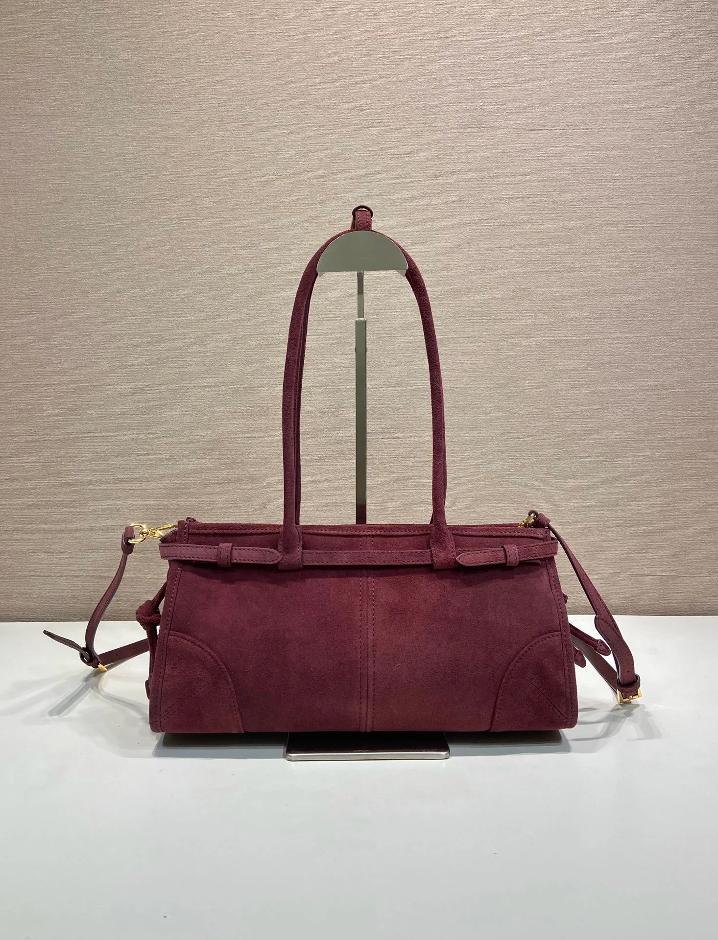 💰1660🎉LusSolf nubuck leather🎉1BA426🎉🎉 This hand-held crossbody bag is made of imported nubuck leather and exudes a classic atmosphere. It is equipped with a detachable and adjustable long shoulder strap, which is convenient for different occasions. It has a very large capacity and is easy to use. It is definitely a must-have for fashionistas. Hurry up and take this retro style handbag home! Length 32x Height 15.5x Bottom 12cm🎉🎉🎉👏👏👏
