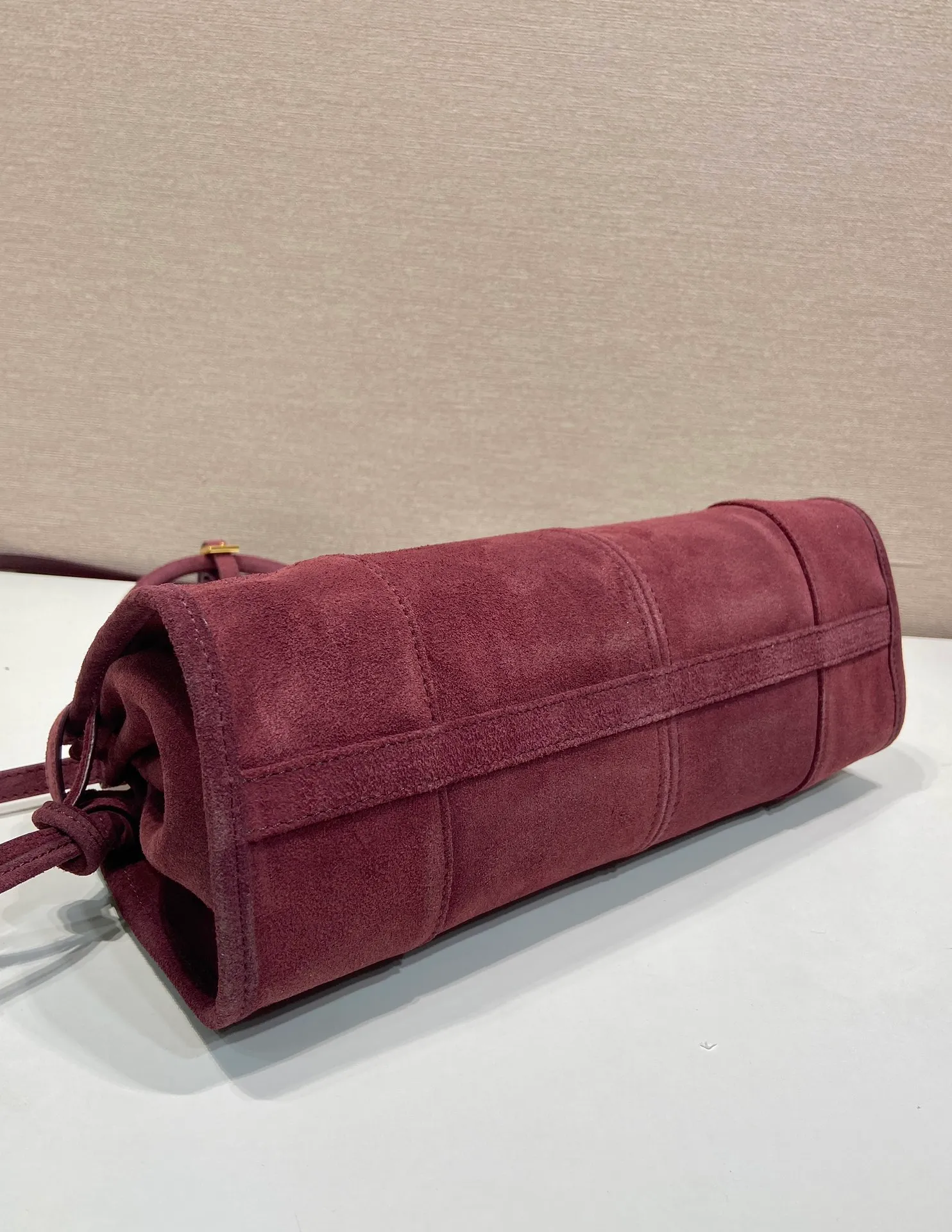💰1660🎉LusSolf nubuck leather🎉1BA426🎉🎉 This hand-held crossbody bag is made of imported nubuck leather and exudes a classic atmosphere. It is equipped with a detachable and adjustable long shoulder strap, which is convenient for different occasions. It has a very large capacity and is easy to use. It is definitely a must-have for fashionistas. Hurry up and take this retro style handbag home! Length 32x Height 15.5x Bottom 12cm🎉🎉🎉👏👏👏