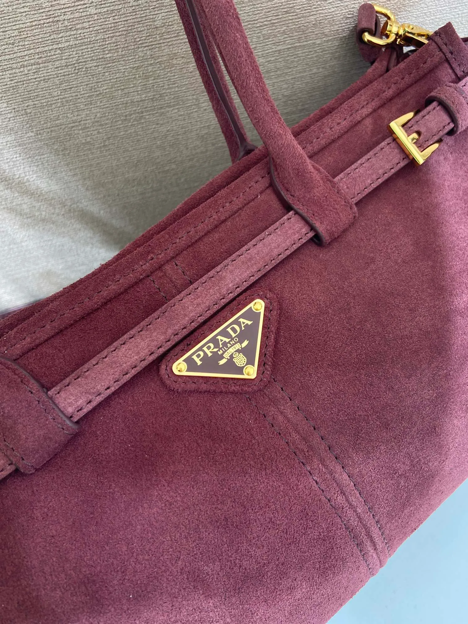 💰1660🎉LusSolf nubuck leather🎉1BA426🎉🎉 This hand-held crossbody bag is made of imported nubuck leather and exudes a classic atmosphere. It is equipped with a detachable and adjustable long shoulder strap, which is convenient for different occasions. It has a very large capacity and is easy to use. It is definitely a must-have for fashionistas. Hurry up and take this retro style handbag home! Length 32x Height 15.5x Bottom 12cm🎉🎉🎉👏👏👏