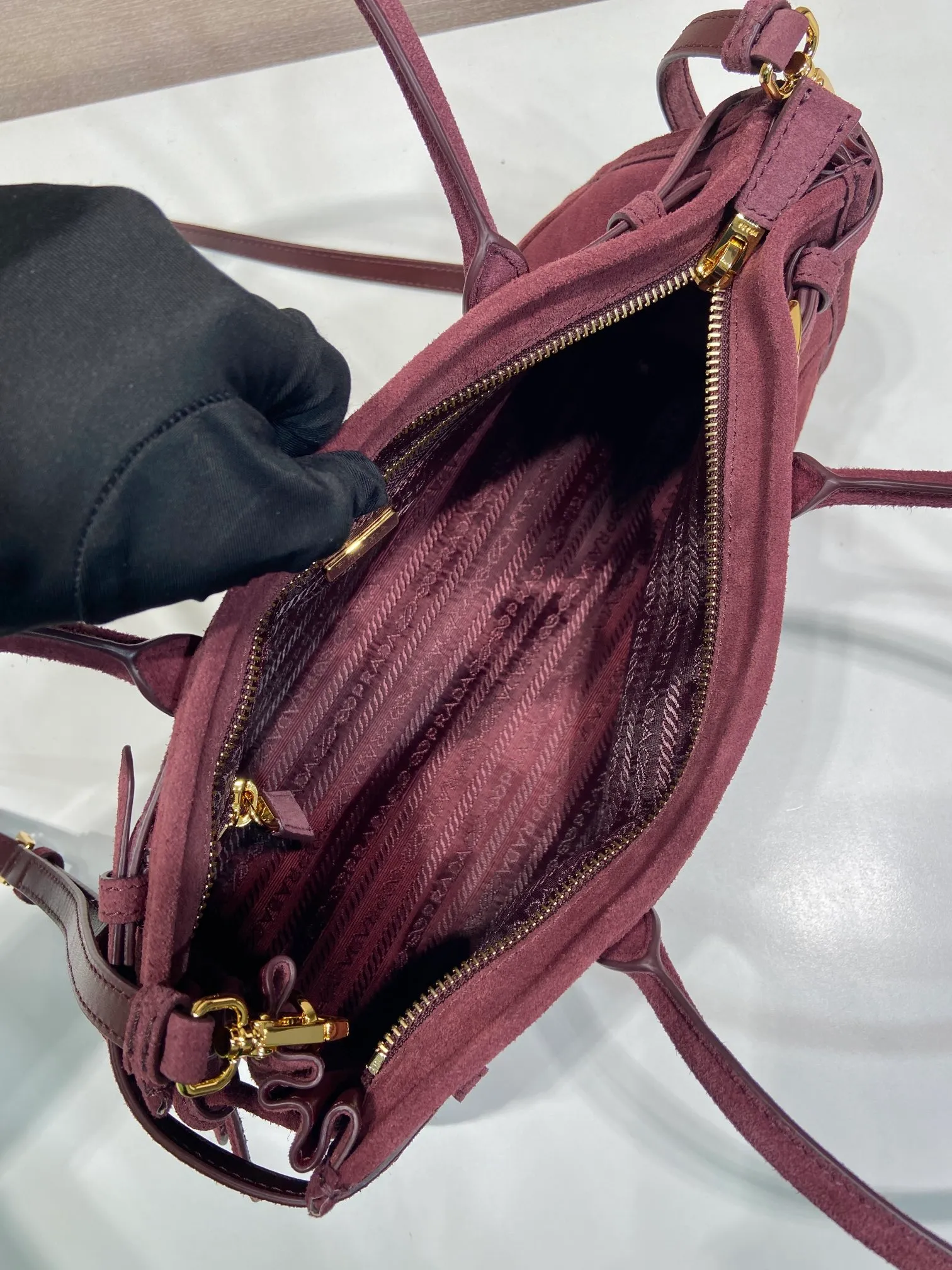 💰1660🎉LusSolf nubuck leather🎉1BA426🎉🎉 This hand-held crossbody bag is made of imported nubuck leather and exudes a classic atmosphere. It is equipped with a detachable and adjustable long shoulder strap, which is convenient for different occasions. It has a very large capacity and is easy to use. It is definitely a must-have for fashionistas. Hurry up and take this retro style handbag home! Length 32x Height 15.5x Bottom 12cm🎉🎉🎉👏👏👏