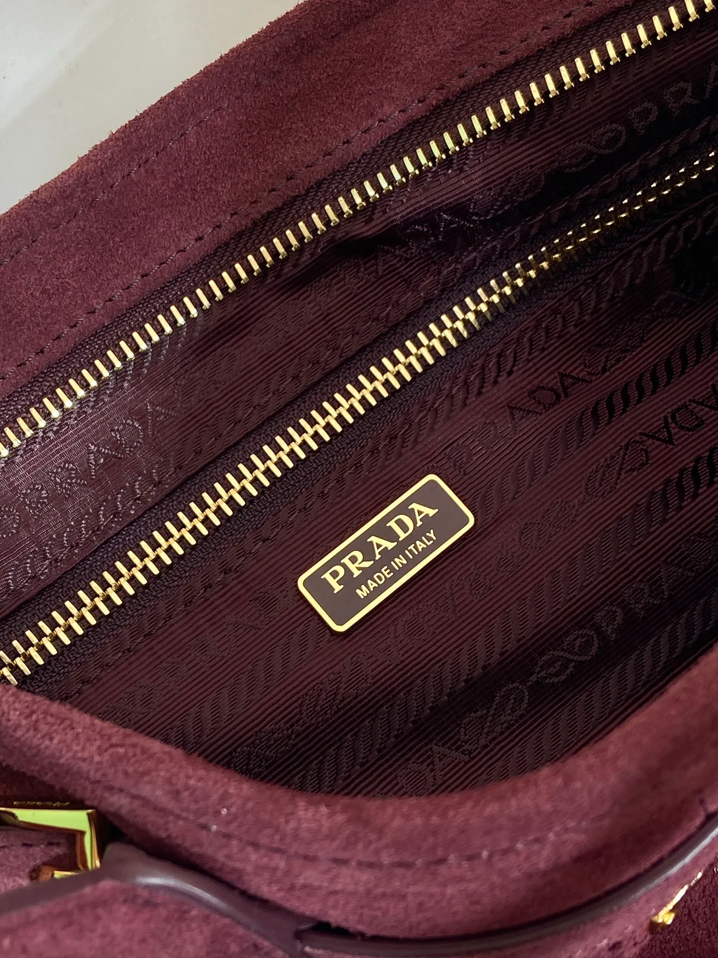 💰1660🎉LusSolf nubuck leather🎉1BA426🎉🎉 This hand-held crossbody bag is made of imported nubuck leather and exudes a classic atmosphere. It is equipped with a detachable and adjustable long shoulder strap, which is convenient for different occasions. It has a very large capacity and is easy to use. It is definitely a must-have for fashionistas. Hurry up and take this retro style handbag home! Length 32x Height 15.5x Bottom 12cm🎉🎉🎉👏👏👏