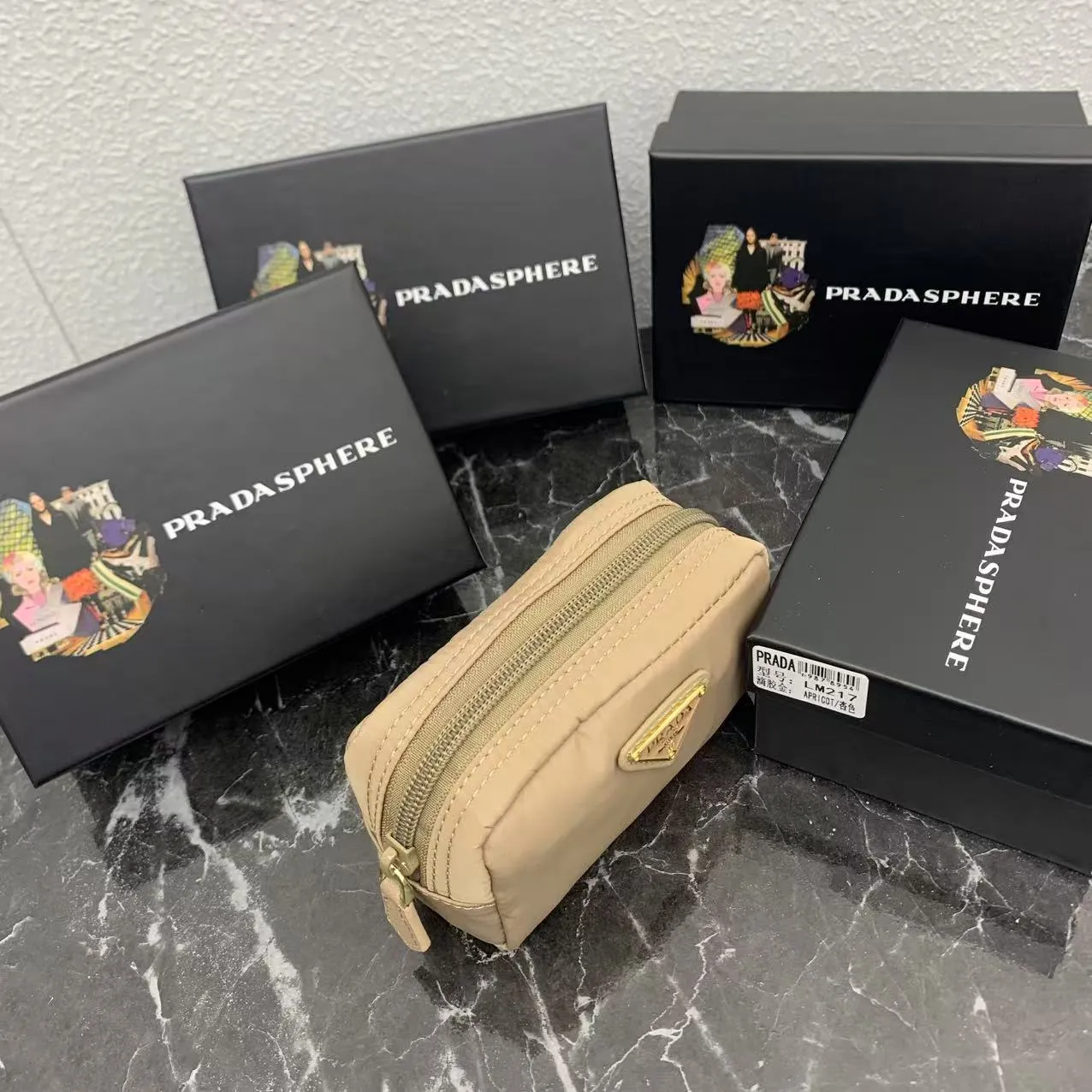💰150PRADA Prada official new model is shipped simultaneously, enamel-coated triangular metal logo zipper closure, nylon cosmetic bag, regular women's model ✌✌✌ Special quality from the product cabinet, physical shooting [strong]! Model: Original quality Leather: Original Color: black gold buckle, black silver buckle, red, plum red, pink, sky blue, apricot, green, lavender purple, size 12㎝*3.5㎝*8㎝, model LM217