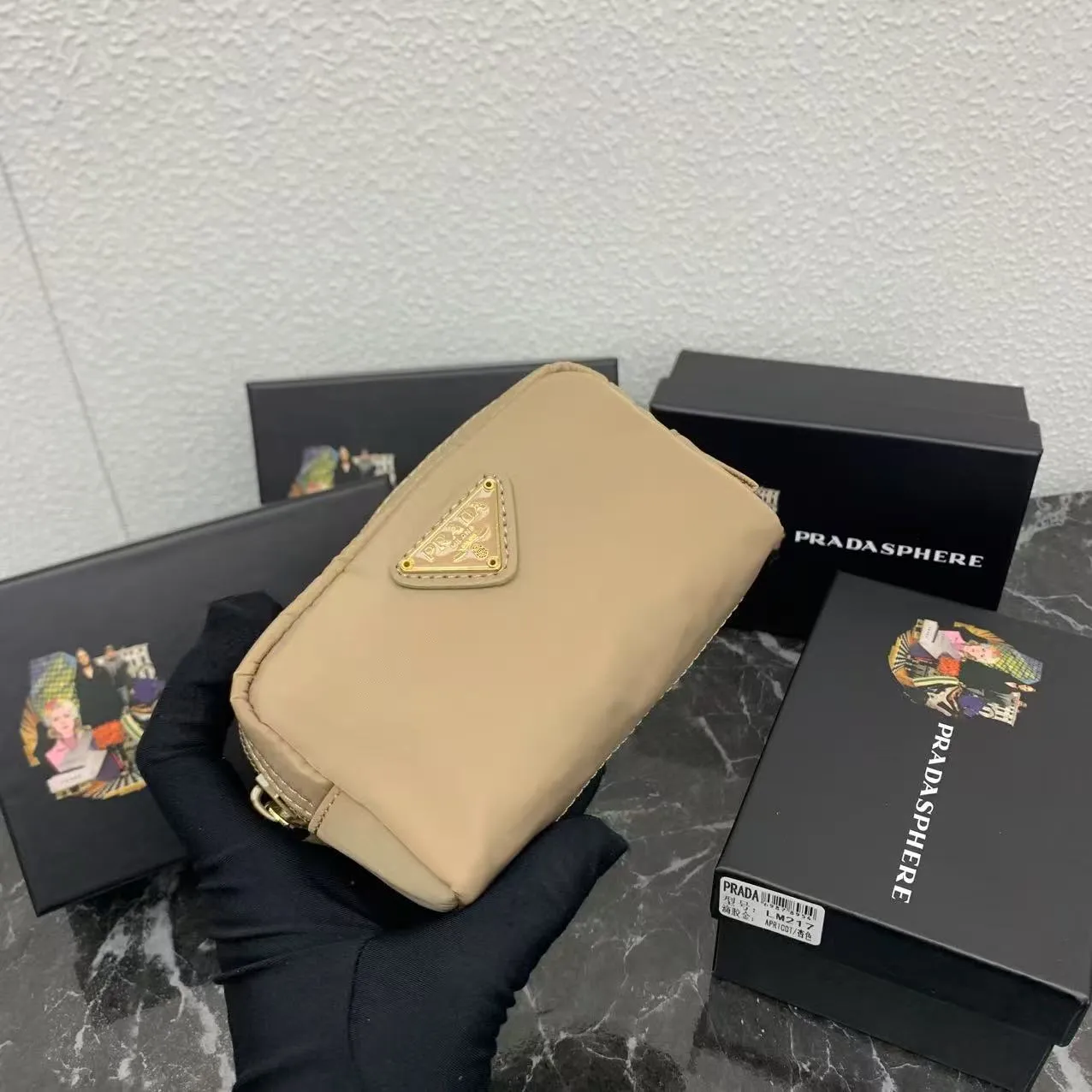 💰150PRADA Prada official new model is shipped simultaneously, enamel-coated triangular metal logo zipper closure, nylon cosmetic bag, regular women's model ✌✌✌ Special quality from the product cabinet, physical shooting [strong]! Model: Original quality Leather: Original Color: black gold buckle, black silver buckle, red, plum red, pink, sky blue, apricot, green, lavender purple, size 12㎝*3.5㎝*8㎝, model LM217
