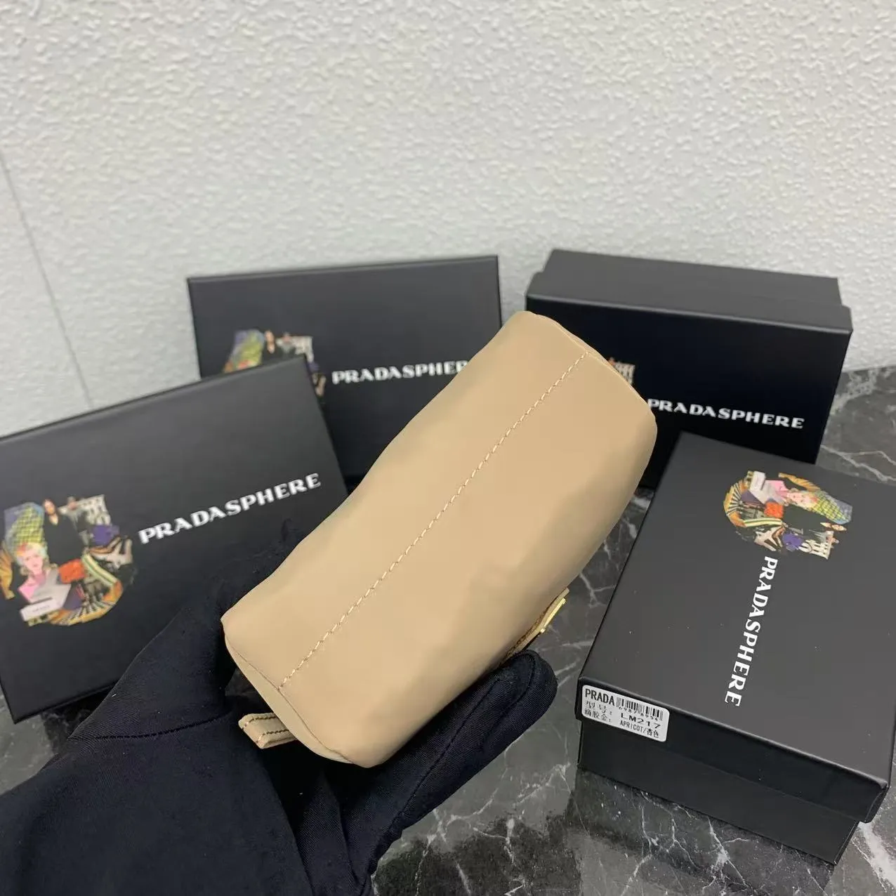 💰150PRADA Prada official new model is shipped simultaneously, enamel-coated triangular metal logo zipper closure, nylon cosmetic bag, regular women's model ✌✌✌ Special quality from the product cabinet, physical shooting [strong]! Model: Original quality Leather: Original Color: black gold buckle, black silver buckle, red, plum red, pink, sky blue, apricot, green, lavender purple, size 12㎝*3.5㎝*8㎝, model LM217