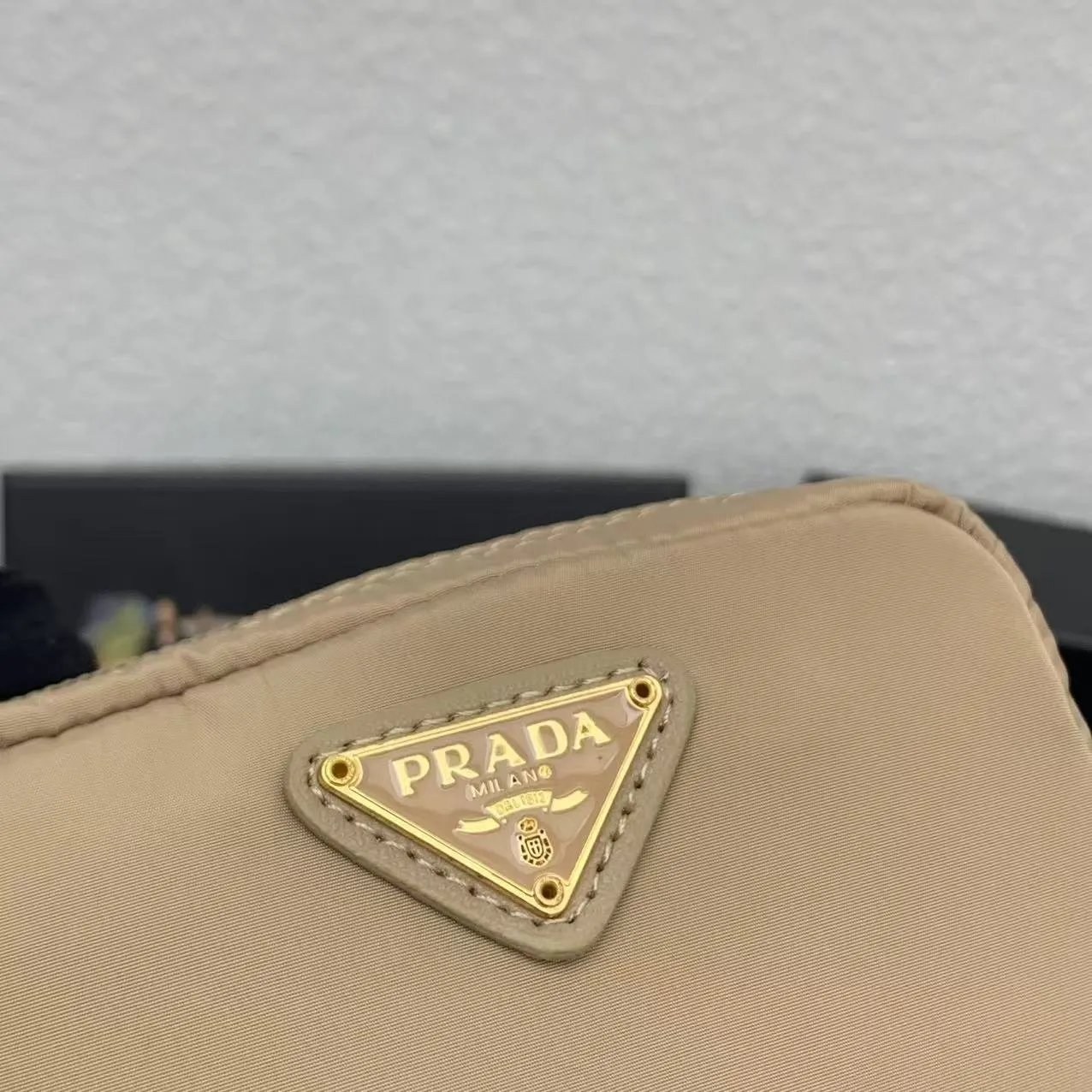 💰150PRADA Prada official new model is shipped simultaneously, enamel-coated triangular metal logo zipper closure, nylon cosmetic bag, regular women's model ✌✌✌ Special quality from the product cabinet, physical shooting [strong]! Model: Original quality Leather: Original Color: black gold buckle, black silver buckle, red, plum red, pink, sky blue, apricot, green, lavender purple, size 12㎝*3.5㎝*8㎝, model LM217