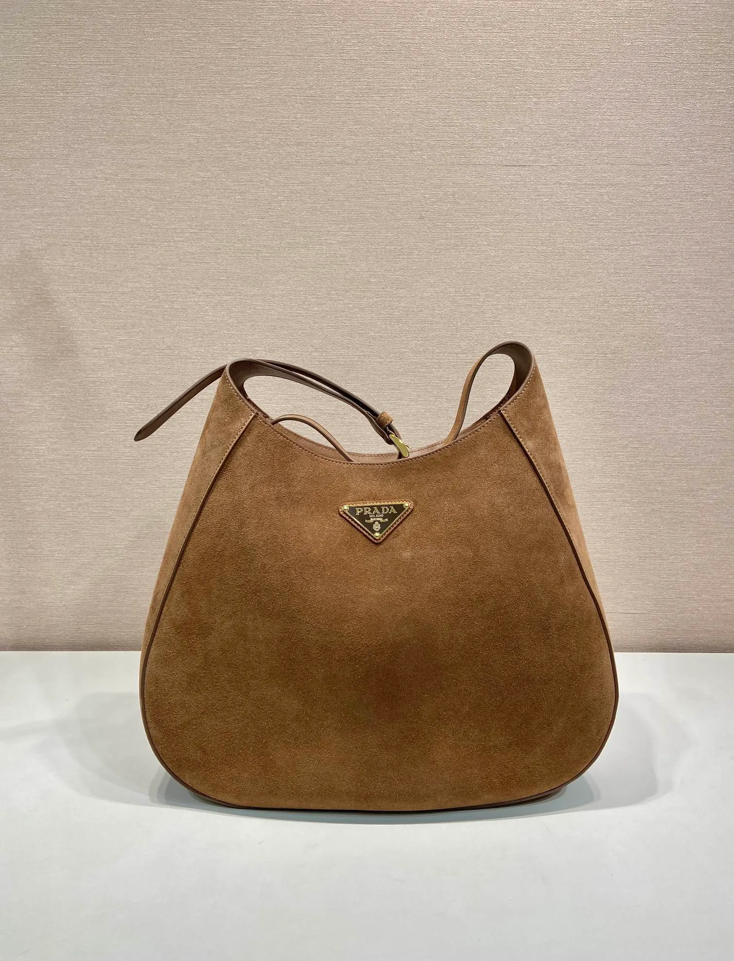 💰1760🎉Suede Cleo🎉1BC181 new oversized crossbody bag🎉🎉 This crossbody bag is made of imported suede (nubuck leather) with imported sheepskin inside. Whether it is worn crossbody or on the shoulder, it is very stylish and has a great upper body effect. The ultra-large capacity must be strong in practicality, soft to the touch, and full of high-end feel. My favorite babies. Hurry up and get it. Size: length 40x height 30x bottom 9cm🎉🎉🎉👏👏👏