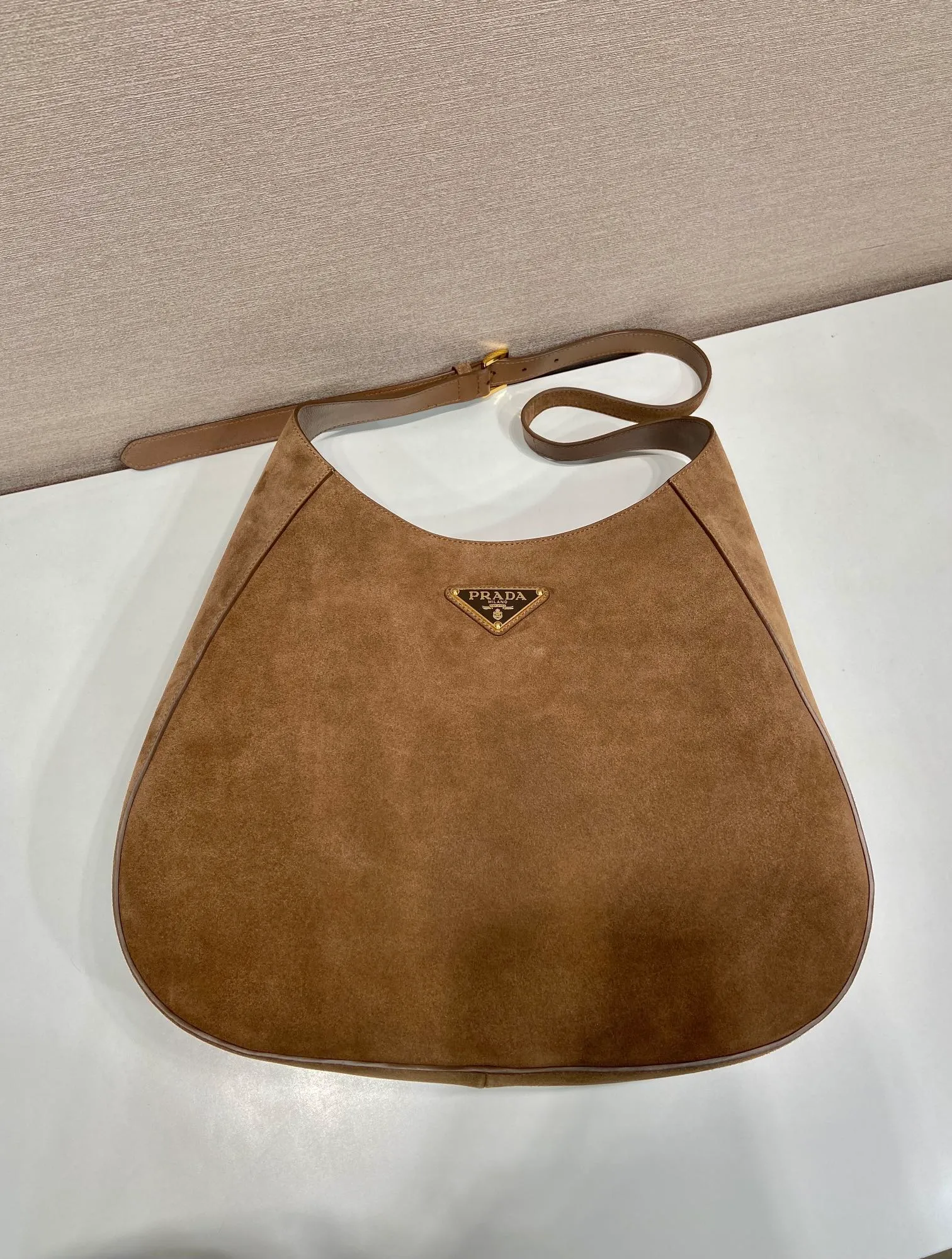 💰1760🎉Suede Cleo🎉1BC181 new oversized crossbody bag🎉🎉 This crossbody bag is made of imported suede (nubuck leather) with imported sheepskin inside. Whether it is worn crossbody or on the shoulder, it is very stylish and has a great upper body effect. The ultra-large capacity must be strong in practicality, soft to the touch, and full of high-end feel. My favorite babies. Hurry up and get it. Size: length 40x height 30x bottom 9cm🎉🎉🎉👏👏👏