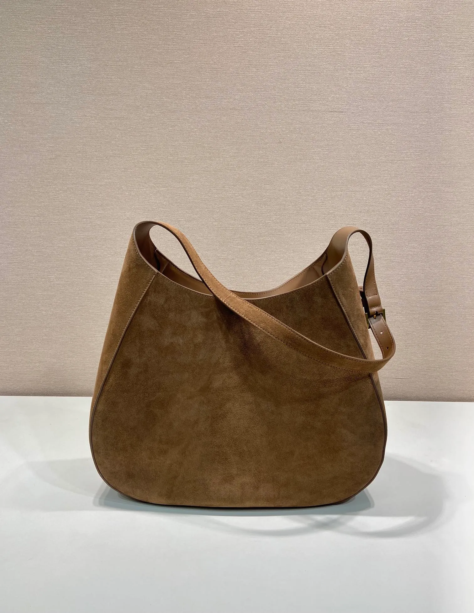 💰1760🎉Suede Cleo🎉1BC181 new oversized crossbody bag🎉🎉 This crossbody bag is made of imported suede (nubuck leather) with imported sheepskin inside. Whether it is worn crossbody or on the shoulder, it is very stylish and has a great upper body effect. The ultra-large capacity must be strong in practicality, soft to the touch, and full of high-end feel. My favorite babies. Hurry up and get it. Size: length 40x height 30x bottom 9cm🎉🎉🎉👏👏👏