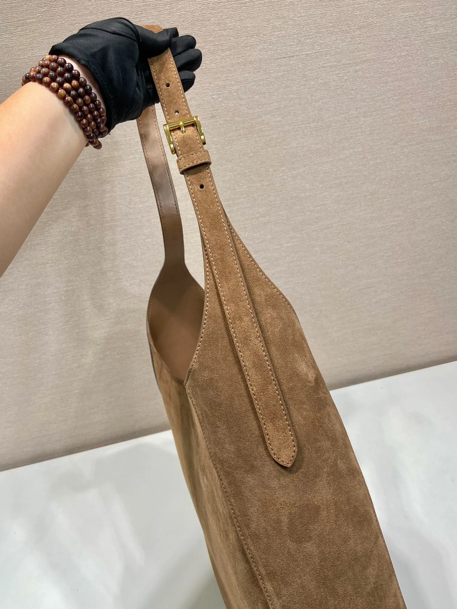 💰1760🎉Suede Cleo🎉1BC181 new oversized crossbody bag🎉🎉 This crossbody bag is made of imported suede (nubuck leather) with imported sheepskin inside. Whether it is worn crossbody or on the shoulder, it is very stylish and has a great upper body effect. The ultra-large capacity must be strong in practicality, soft to the touch, and full of high-end feel. My favorite babies. Hurry up and get it. Size: length 40x height 30x bottom 9cm🎉🎉🎉👏👏👏