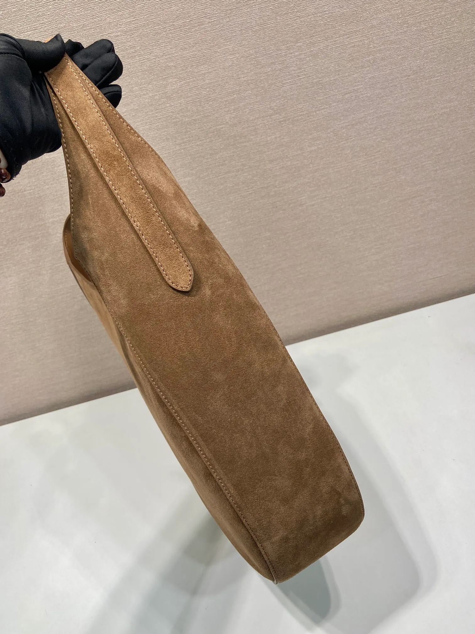 💰1760🎉Suede Cleo🎉1BC181 new oversized crossbody bag🎉🎉 This crossbody bag is made of imported suede (nubuck leather) with imported sheepskin inside. Whether it is worn crossbody or on the shoulder, it is very stylish and has a great upper body effect. The ultra-large capacity must be strong in practicality, soft to the touch, and full of high-end feel. My favorite babies. Hurry up and get it. Size: length 40x height 30x bottom 9cm🎉🎉🎉👏👏👏