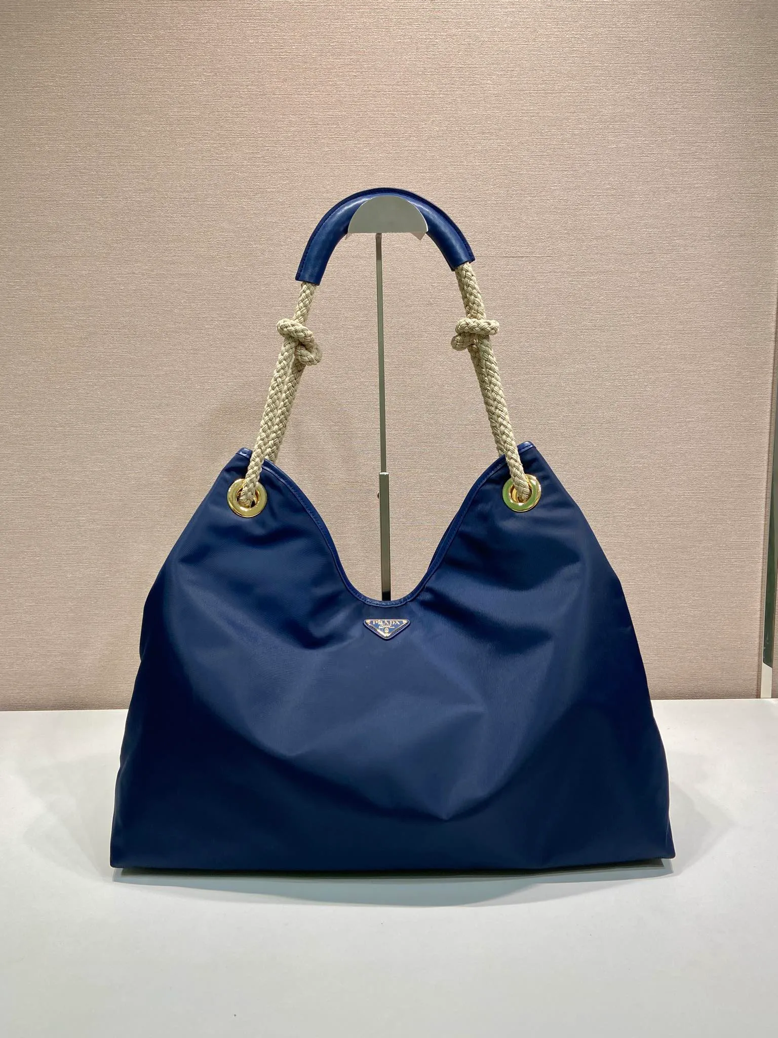 💰1140🎉New tote bag🎉1BC244 large shopping bag🎉🎉 This regenerated nylon bag is inspired by the classic elements of marine style, with novel and exquisite combinations to highlight your lively personality. The sliding braided handles complete the oversize silhouette of this versatile accessory, and the enameled triangular metal logo highlights the brand's identity. The capacity is large and the upper body effect is very attractive😘😘Lightweight and practical, it is also a popular style that will never go out of style🎉🎉 Length 48x Height 39x Bottom 14cm🎉🎉🎉💰💰💰