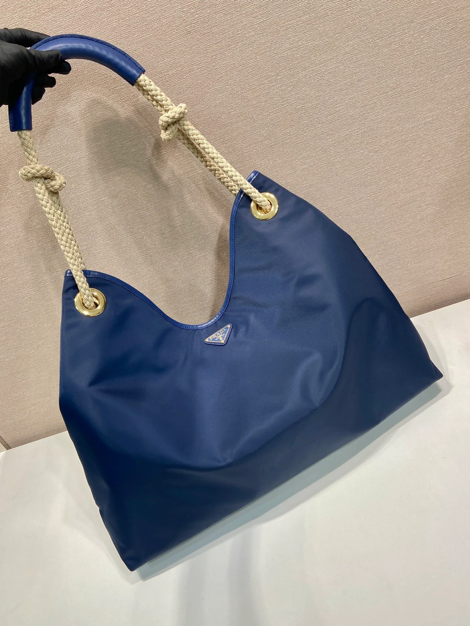 💰1140🎉New tote bag🎉1BC244 large shopping bag🎉🎉 This regenerated nylon bag is inspired by the classic elements of marine style, with novel and exquisite combinations to highlight your lively personality. The sliding braided handles complete the oversize silhouette of this versatile accessory, and the enameled triangular metal logo highlights the brand's identity. The capacity is large and the upper body effect is very attractive😘😘Lightweight and practical, it is also a popular style that will never go out of style🎉🎉 Length 48x Height 39x Bottom 14cm🎉🎉🎉💰💰💰