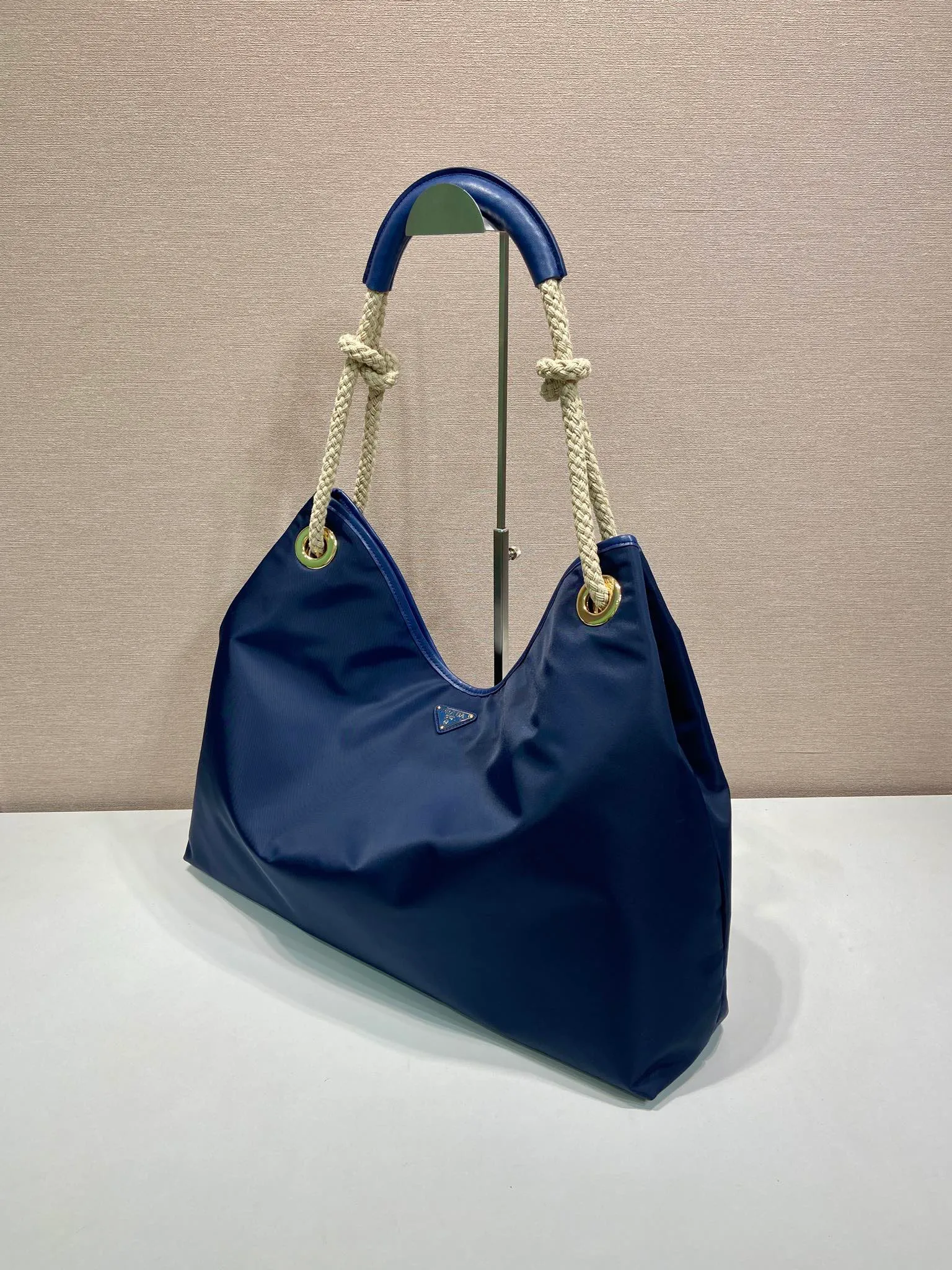 💰1140🎉New tote bag🎉1BC244 large shopping bag🎉🎉 This regenerated nylon bag is inspired by the classic elements of marine style, with novel and exquisite combinations to highlight your lively personality. The sliding braided handles complete the oversize silhouette of this versatile accessory, and the enameled triangular metal logo highlights the brand's identity. The capacity is large and the upper body effect is very attractive😘😘Lightweight and practical, it is also a popular style that will never go out of style🎉🎉 Length 48x Height 39x Bottom 14cm🎉🎉🎉💰💰💰