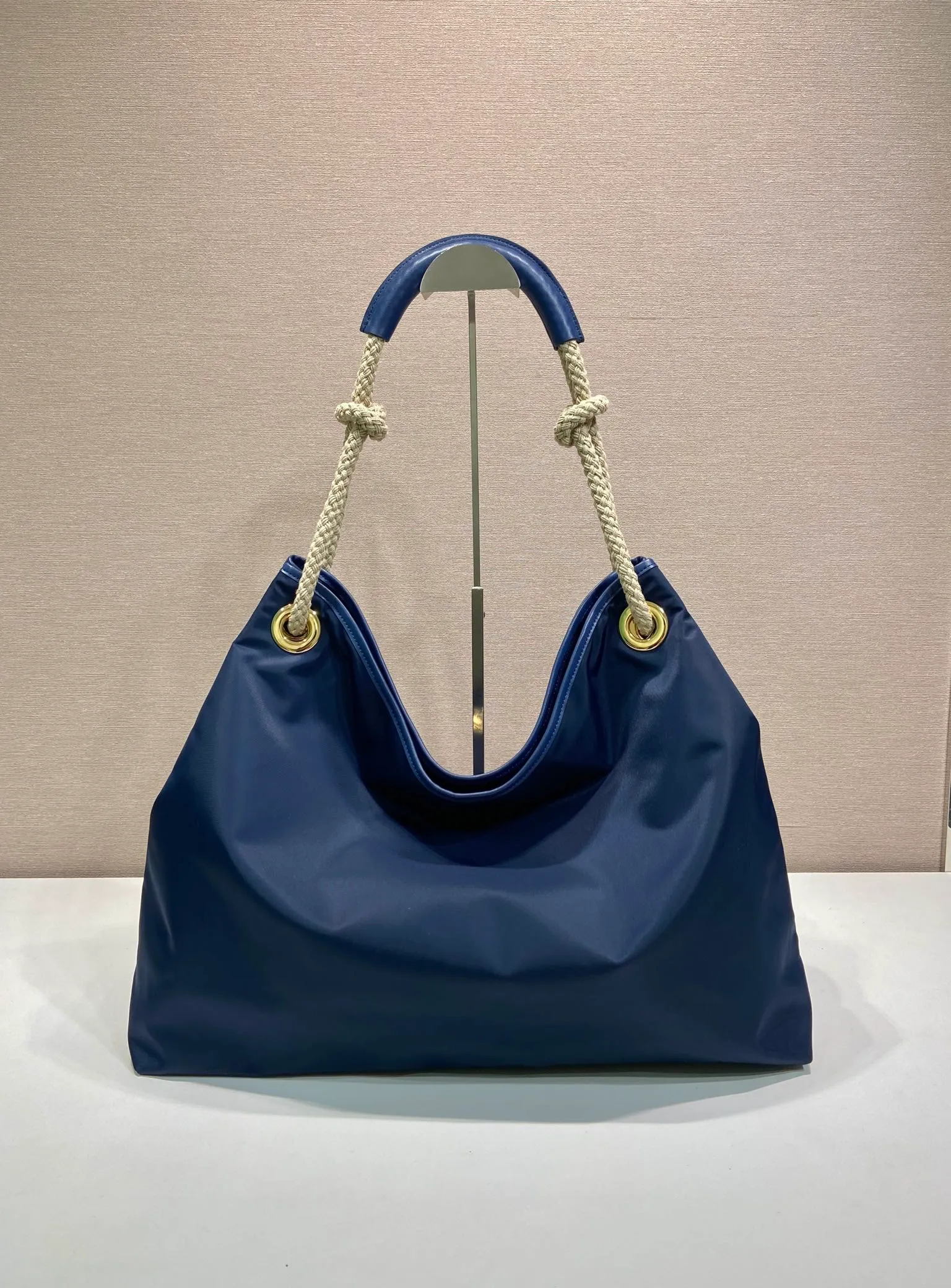 💰1140🎉New tote bag🎉1BC244 large shopping bag🎉🎉 This regenerated nylon bag is inspired by the classic elements of marine style, with novel and exquisite combinations to highlight your lively personality. The sliding braided handles complete the oversize silhouette of this versatile accessory, and the enameled triangular metal logo highlights the brand's identity. The capacity is large and the upper body effect is very attractive😘😘Lightweight and practical, it is also a popular style that will never go out of style🎉🎉 Length 48x Height 39x Bottom 14cm🎉🎉🎉💰💰💰