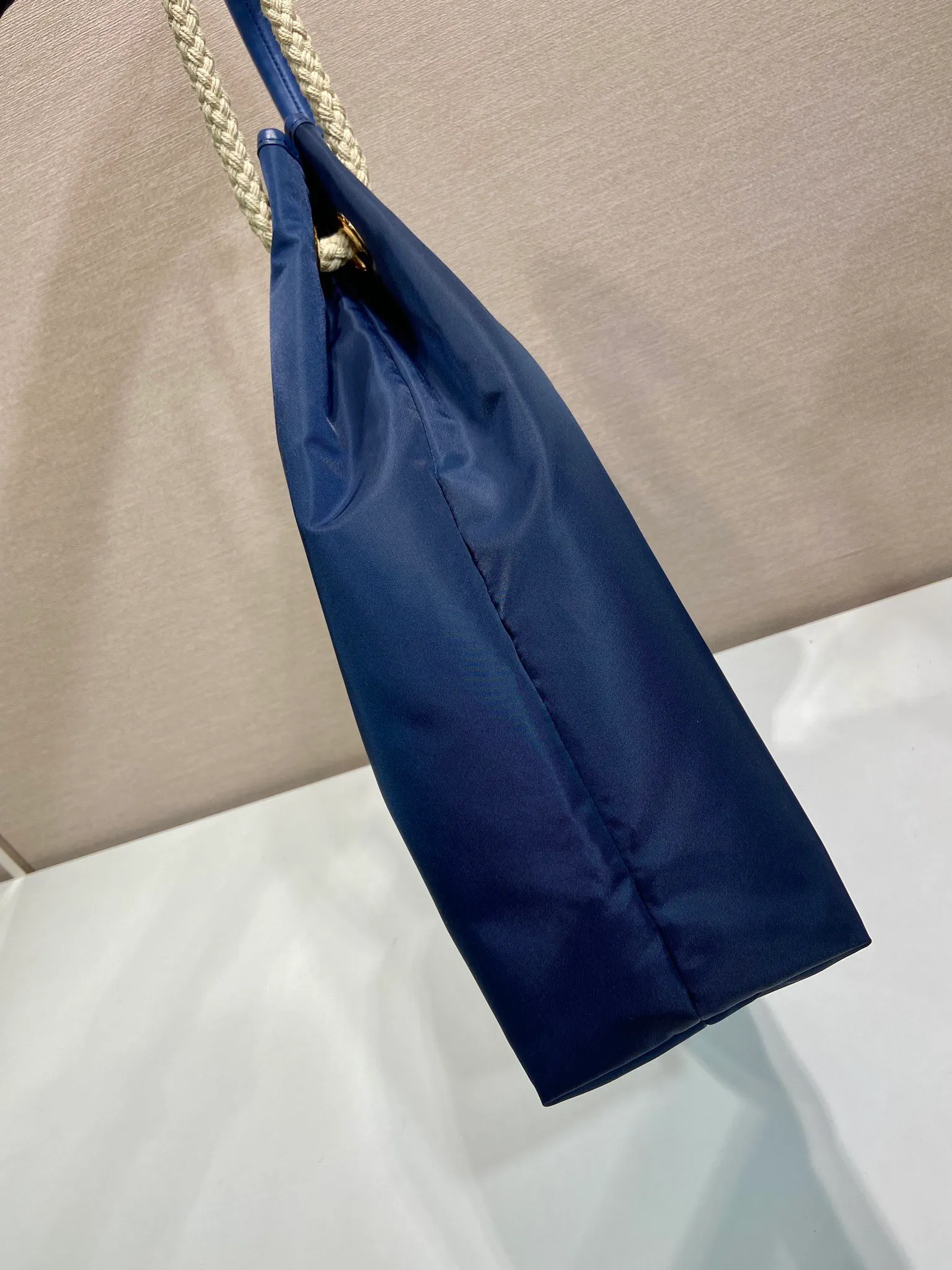 💰1140🎉New tote bag🎉1BC244 large shopping bag🎉🎉 This regenerated nylon bag is inspired by the classic elements of marine style, with novel and exquisite combinations to highlight your lively personality. The sliding braided handles complete the oversize silhouette of this versatile accessory, and the enameled triangular metal logo highlights the brand's identity. The capacity is large and the upper body effect is very attractive😘😘Lightweight and practical, it is also a popular style that will never go out of style🎉🎉 Length 48x Height 39x Bottom 14cm🎉🎉🎉💰💰💰
