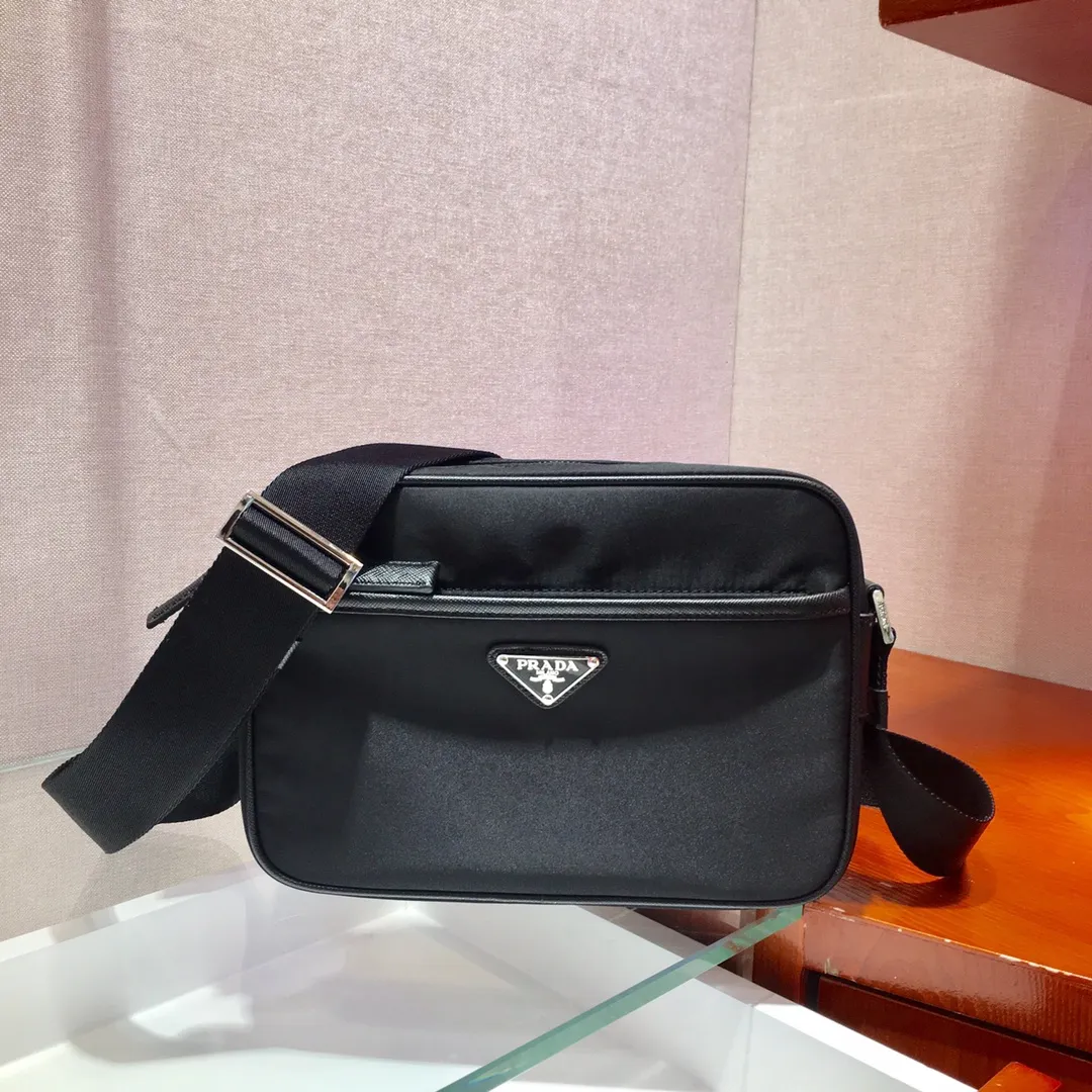 💰860🎉Classic new style🎉2VH048 has arrived👏👏Original goods👍👍Made of imported nylon material, Saffiano leather decoration, polished steel surface metal accessories, adjustable fabric shoulder straps, enamel on the outside Angular logo, internal logo mark, top zipper closure, front zipper pocket, and a zipper pocket inside, lightweight and practical, and a popular style that will never go out of style👍👍Length 23x Height 16x Bottom 7cm👍👍