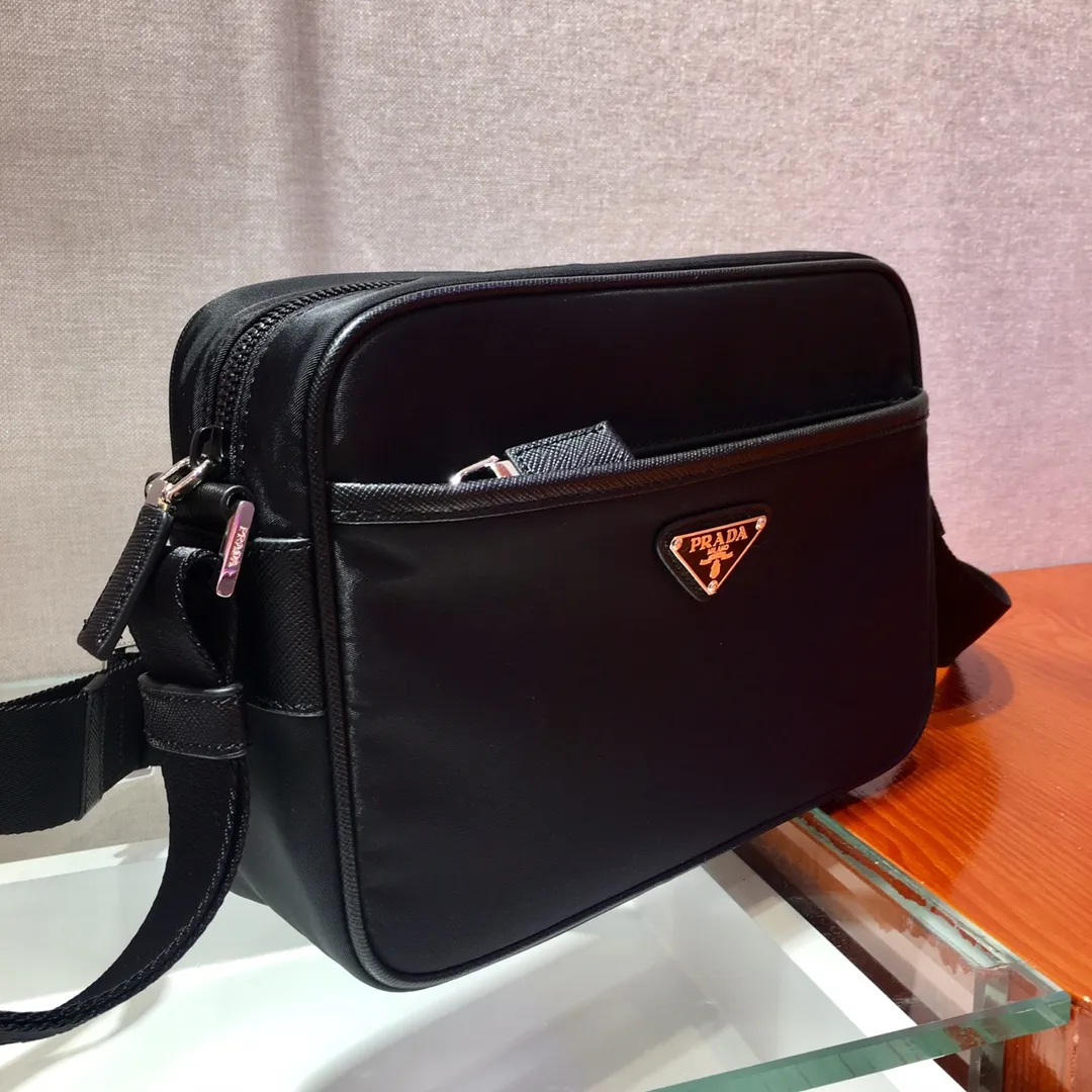 💰860🎉Classic new style🎉2VH048 has arrived👏👏Original goods👍👍Made of imported nylon material, Saffiano leather decoration, polished steel surface metal accessories, adjustable fabric shoulder straps, enamel on the outside Angular logo, internal logo mark, top zipper closure, front zipper pocket, and a zipper pocket inside, lightweight and practical, and a popular style that will never go out of style👍👍Length 23x Height 16x Bottom 7cm👍👍