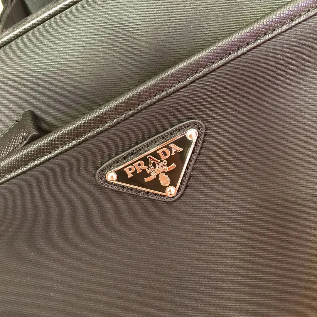 💰860🎉Classic new style🎉2VH048 has arrived👏👏Original goods👍👍Made of imported nylon material, Saffiano leather decoration, polished steel surface metal accessories, adjustable fabric shoulder straps, enamel on the outside Angular logo, internal logo mark, top zipper closure, front zipper pocket, and a zipper pocket inside, lightweight and practical, and a popular style that will never go out of style👍👍Length 23x Height 16x Bottom 7cm👍👍