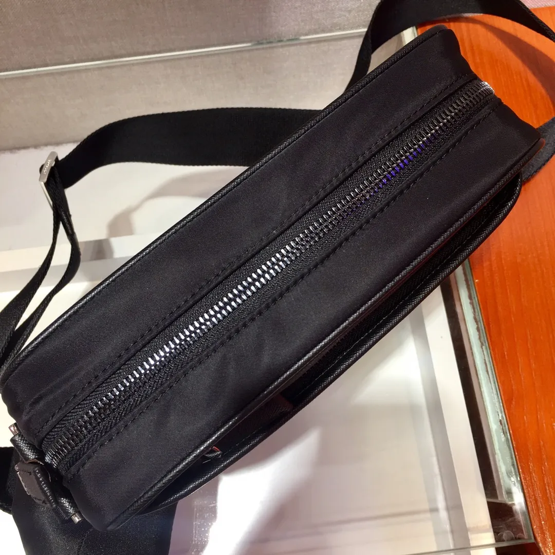 💰860🎉Classic new style🎉2VH048 has arrived👏👏Original goods👍👍Made of imported nylon material, Saffiano leather decoration, polished steel surface metal accessories, adjustable fabric shoulder straps, enamel on the outside Angular logo, internal logo mark, top zipper closure, front zipper pocket, and a zipper pocket inside, lightweight and practical, and a popular style that will never go out of style👍👍Length 23x Height 16x Bottom 7cm👍👍