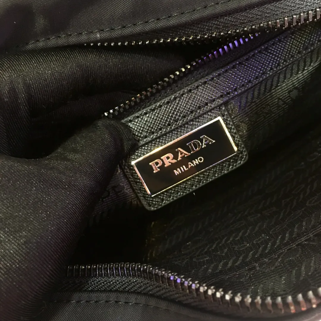 💰860🎉Classic new style🎉2VH048 has arrived👏👏Original goods👍👍Made of imported nylon material, Saffiano leather decoration, polished steel surface metal accessories, adjustable fabric shoulder straps, enamel on the outside Angular logo, internal logo mark, top zipper closure, front zipper pocket, and a zipper pocket inside, lightweight and practical, and a popular style that will never go out of style👍👍Length 23x Height 16x Bottom 7cm👍👍